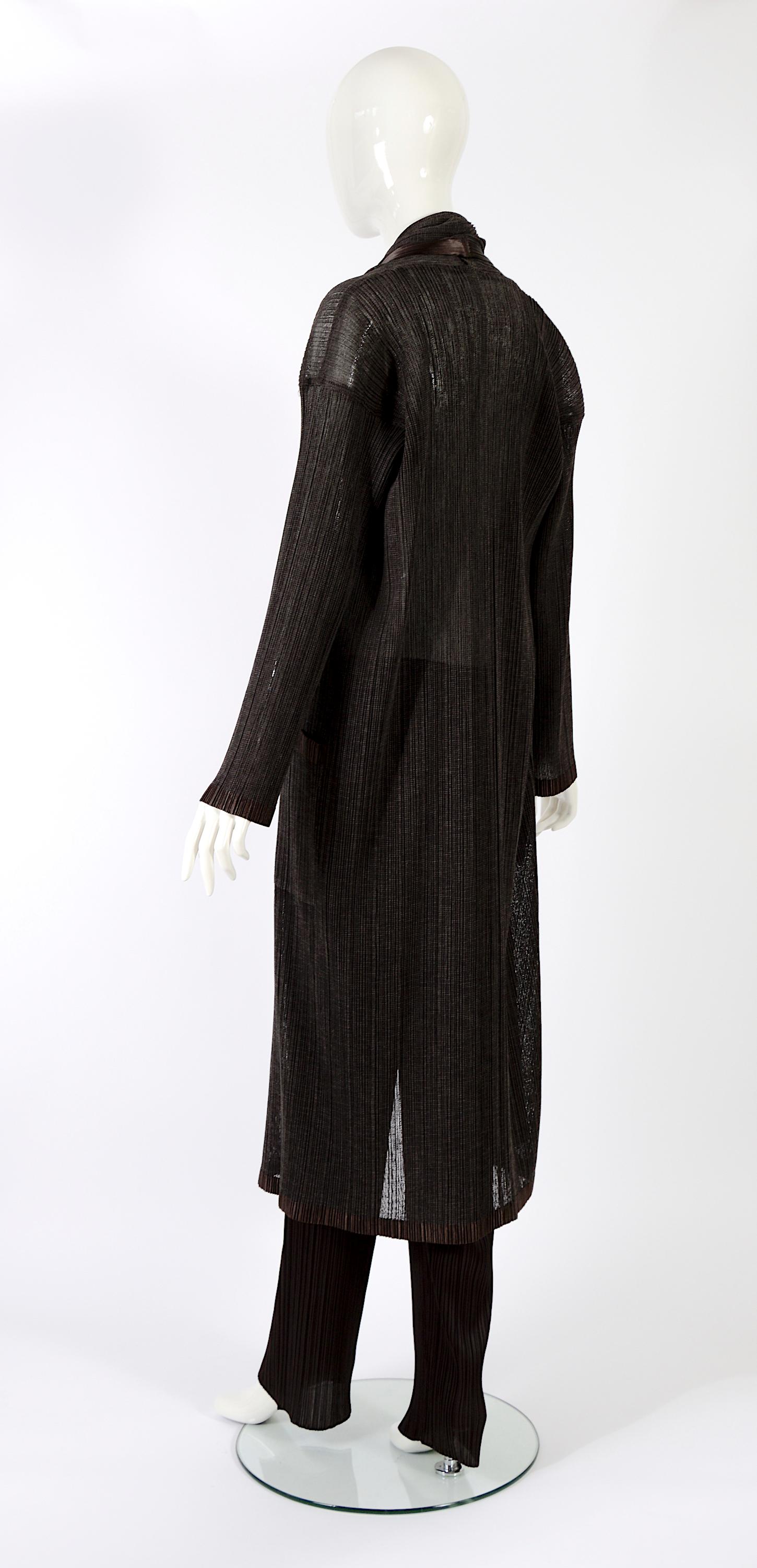 Issey Miyake pleats vintage 1990s chocolate brown coat & pants set  In Excellent Condition For Sale In Antwerp, BE