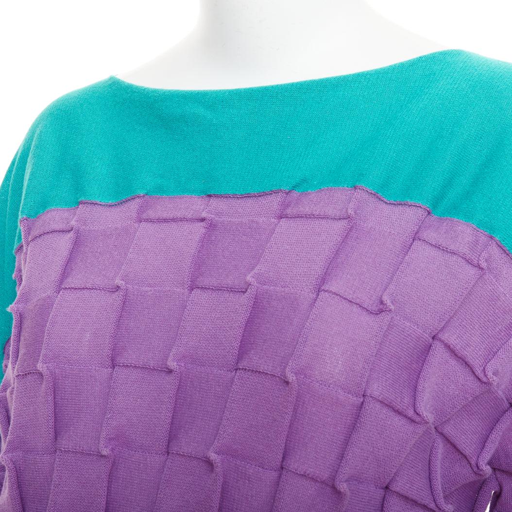ISSEY MIYAKE jersey plisado en tejido bateau de algodón verde púrpura JP2 M en venta 2