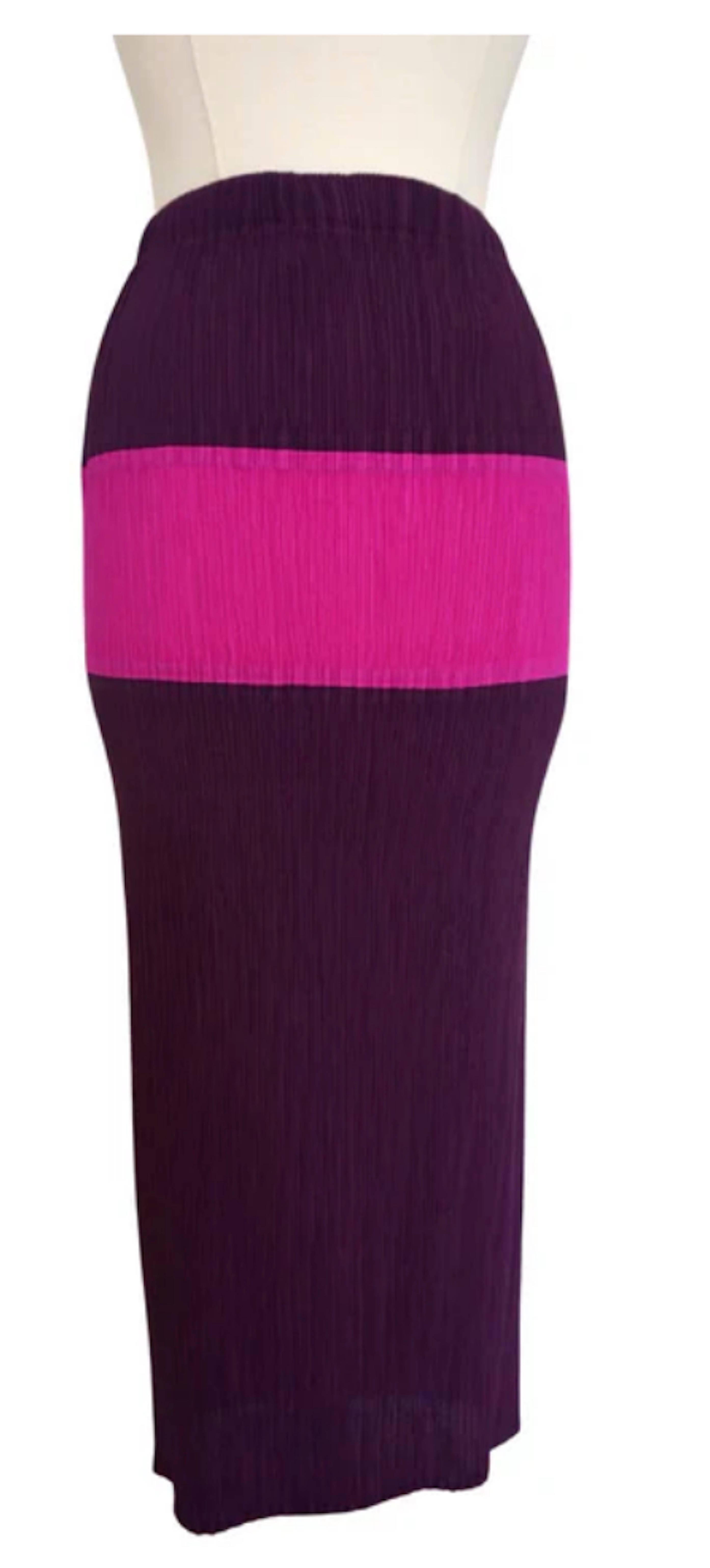 VINTAGE BY 

Issey Miyake Jupe plissée violette avec détails roses et rouges. Une jupe tellement amusante qui peut être stylisée à chaque saison. Le plissage précis et complexe de la jupe représente à merveille le talent novateur et artistique de