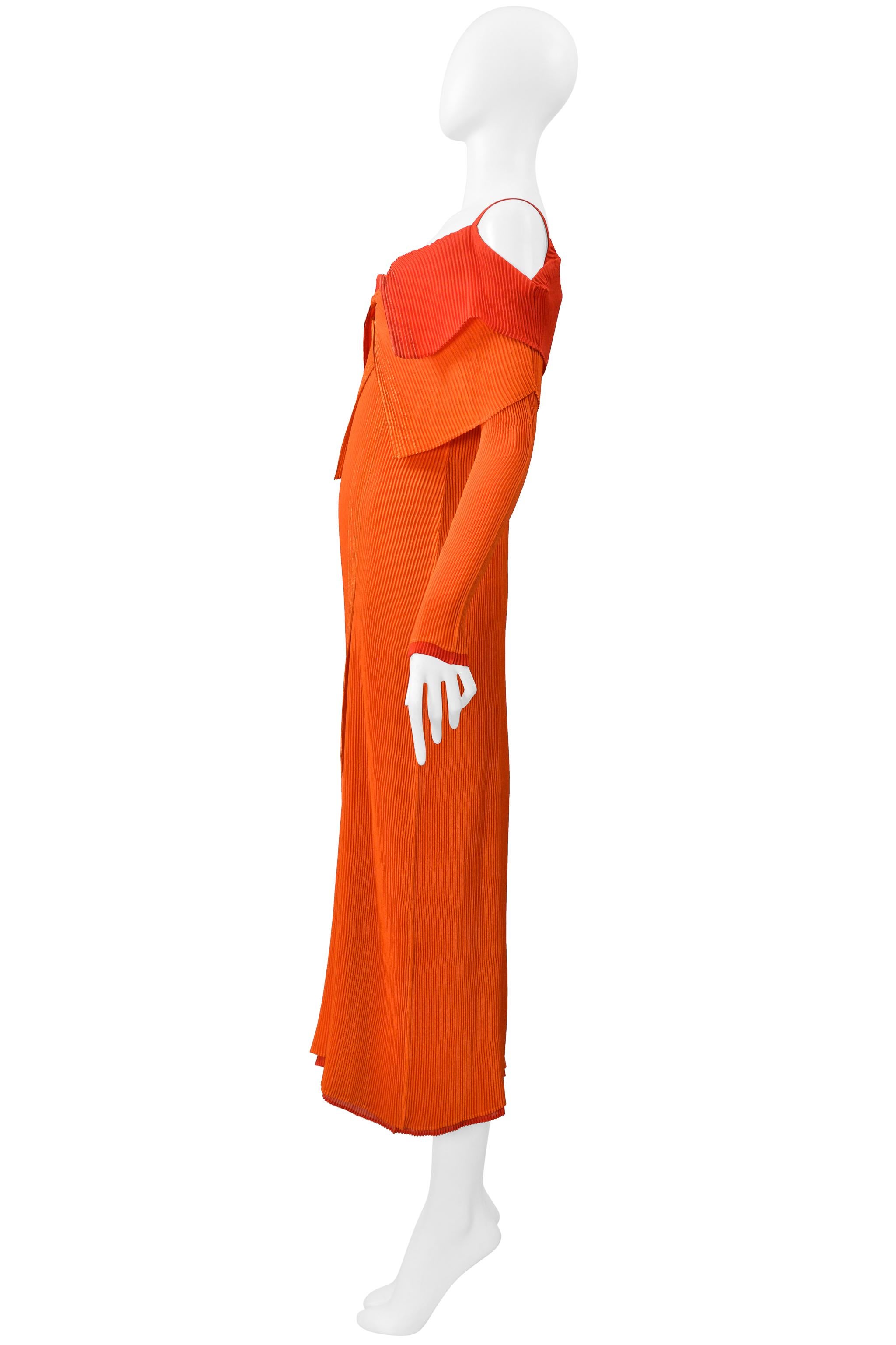 Rouge Issey Miyake  Robe plissée à double épaisseur rouge et orange Fw 2000-2001 en vente