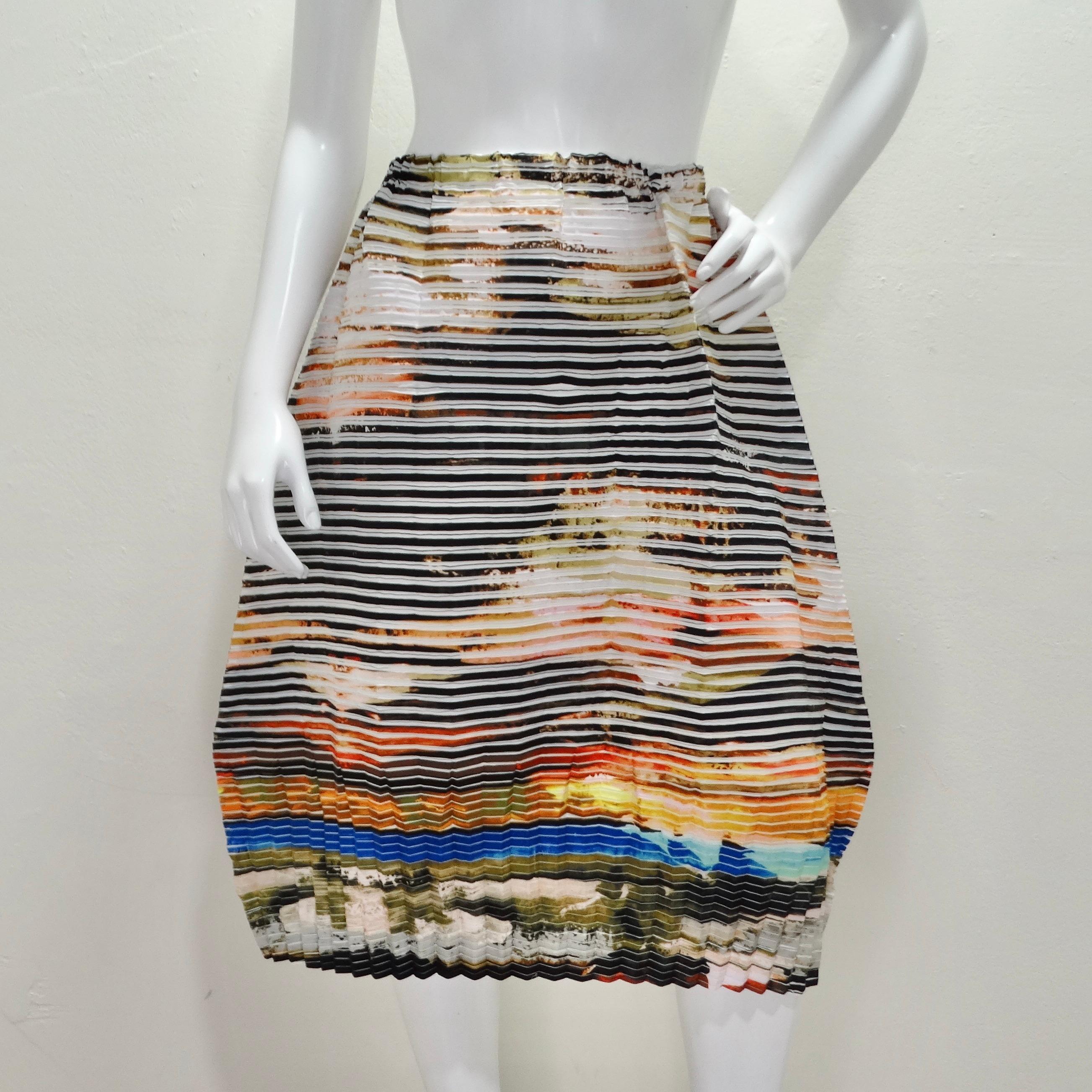 La jupe plissée Issey Miyake Resort 2018 est une pièce captivante qui témoigne de l'utilisation du plissé, signature de la marque, et d'une conception textile innovante. Cette jupe présente un imprimé aquarelle multicolore unique, superposé à des