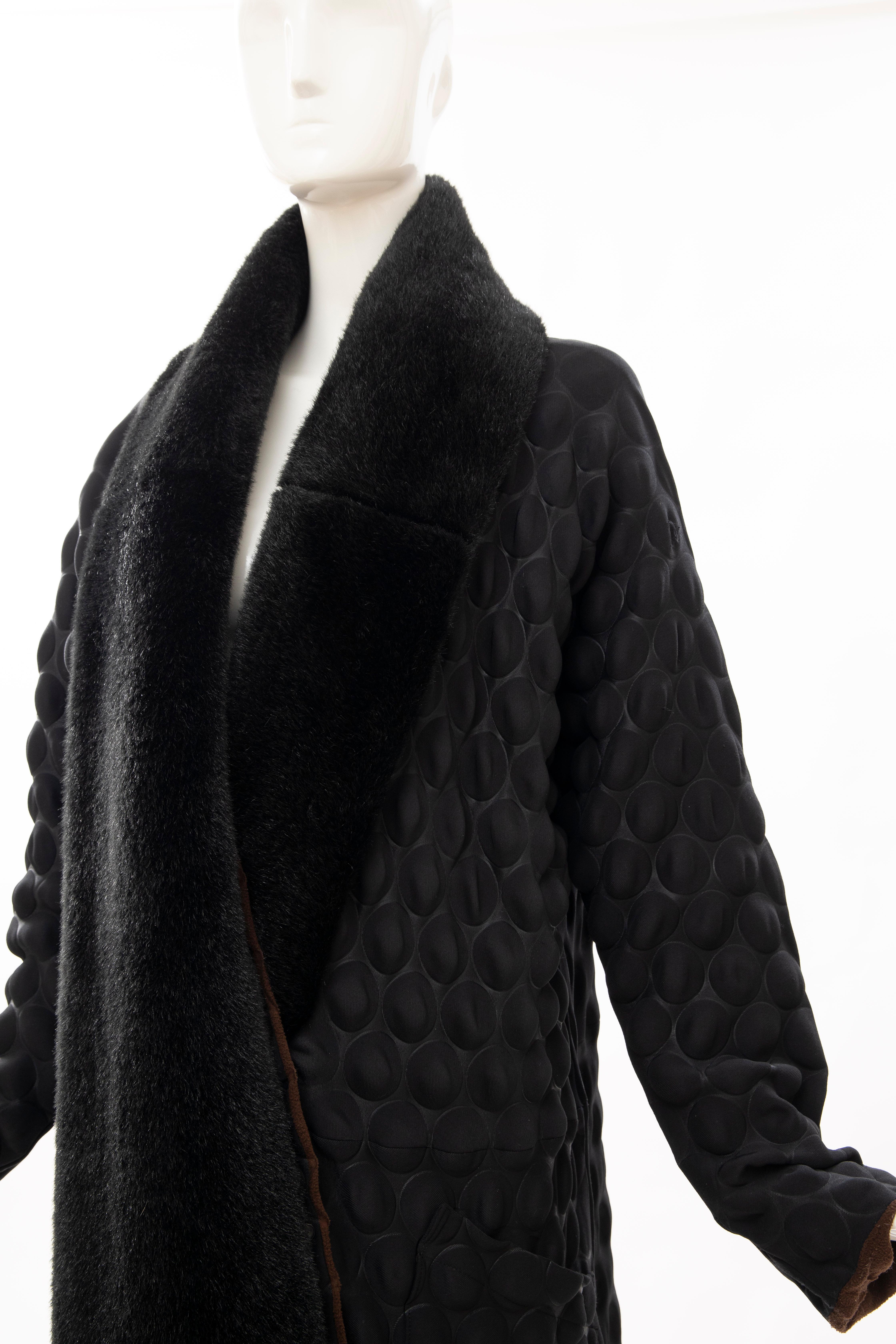 Issey Miyake Runway Schwarzer Eierkarton-Mantel Abnehmbarer Kunstpelzkragen:: Herbst 2000 7