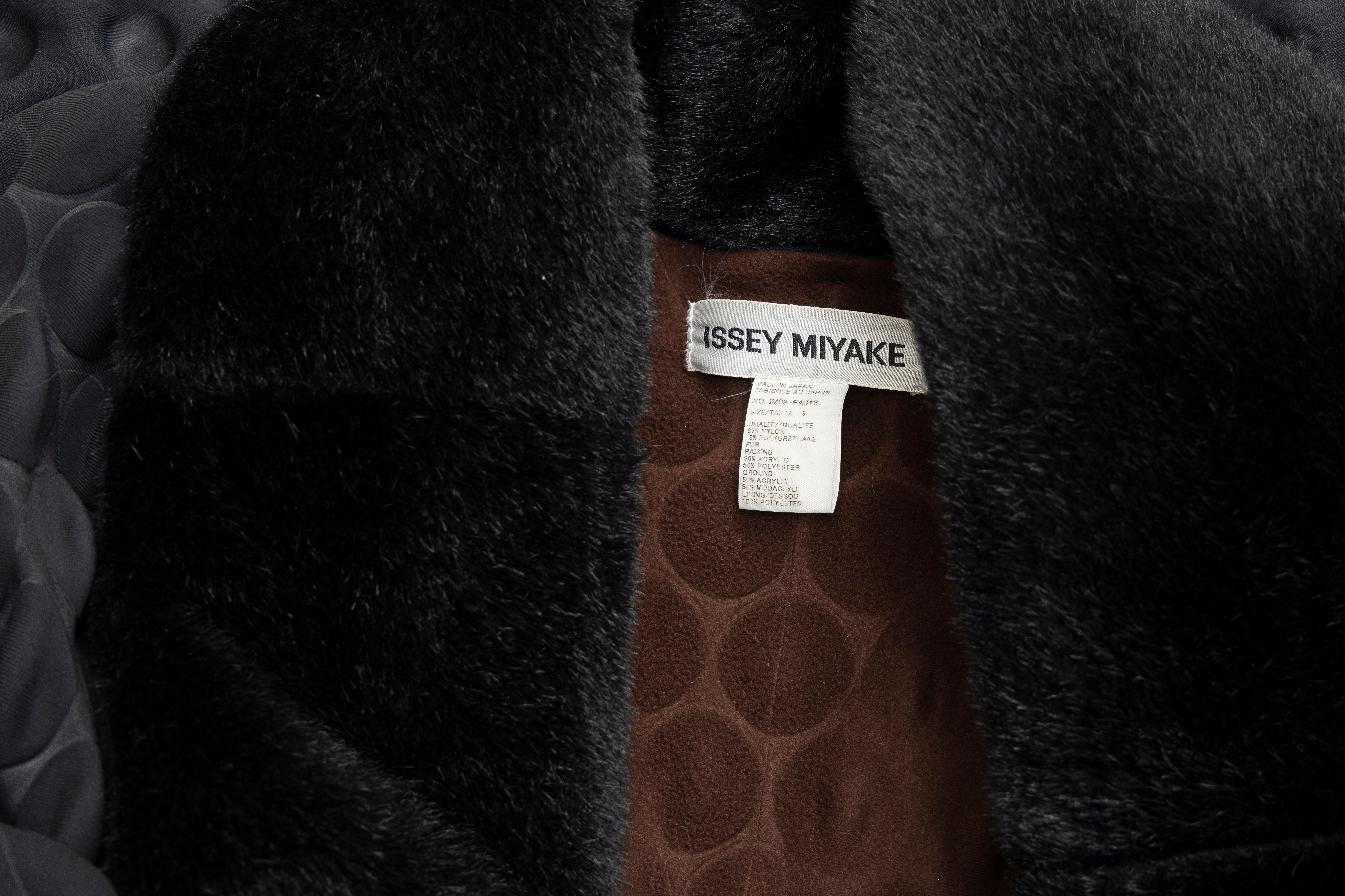 Issey Miyake Runway Schwarzer Eierkarton-Mantel Abnehmbarer Kunstpelzkragen:: Herbst 2000 11