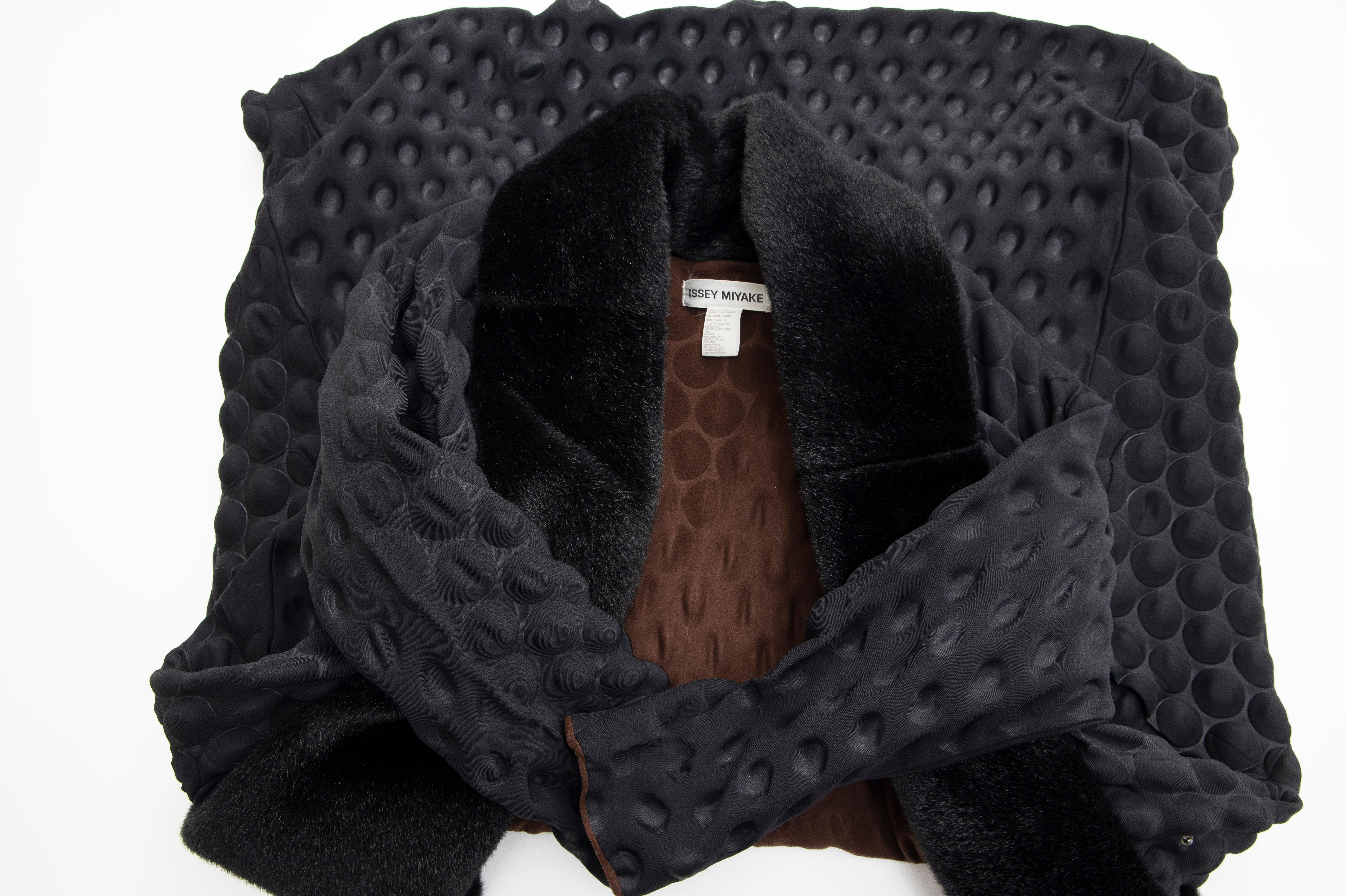 Issey Miyake Runway Schwarzer Eierkarton-Mantel Abnehmbarer Kunstpelzkragen:: Herbst 2000 12