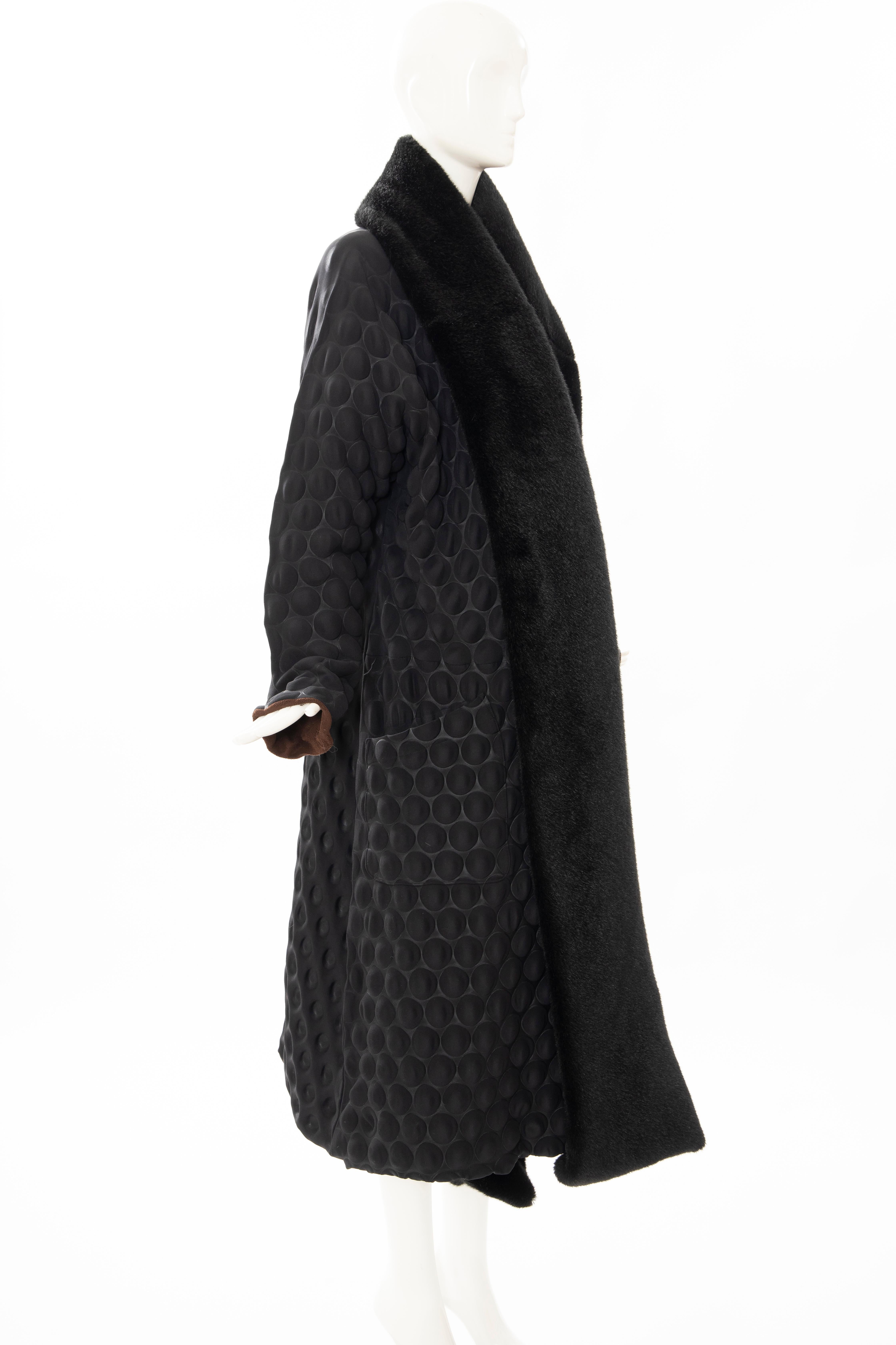 Issey Miyake Runway Schwarzer Eierkarton-Mantel Abnehmbarer Kunstpelzkragen:: Herbst 2000 Damen