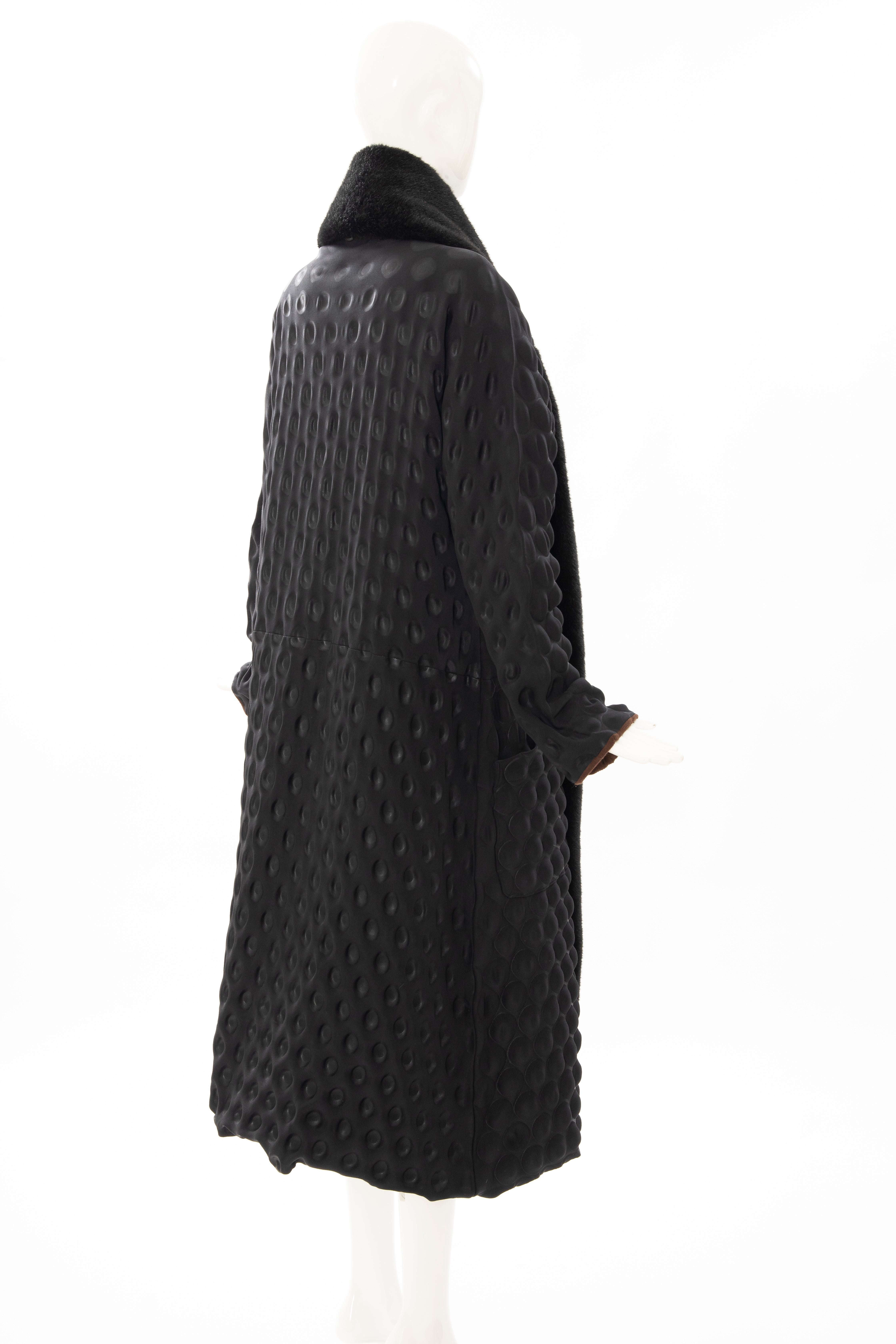 Issey Miyake Runway Schwarzer Eierkarton-Mantel Abnehmbarer Kunstpelzkragen:: Herbst 2000 1