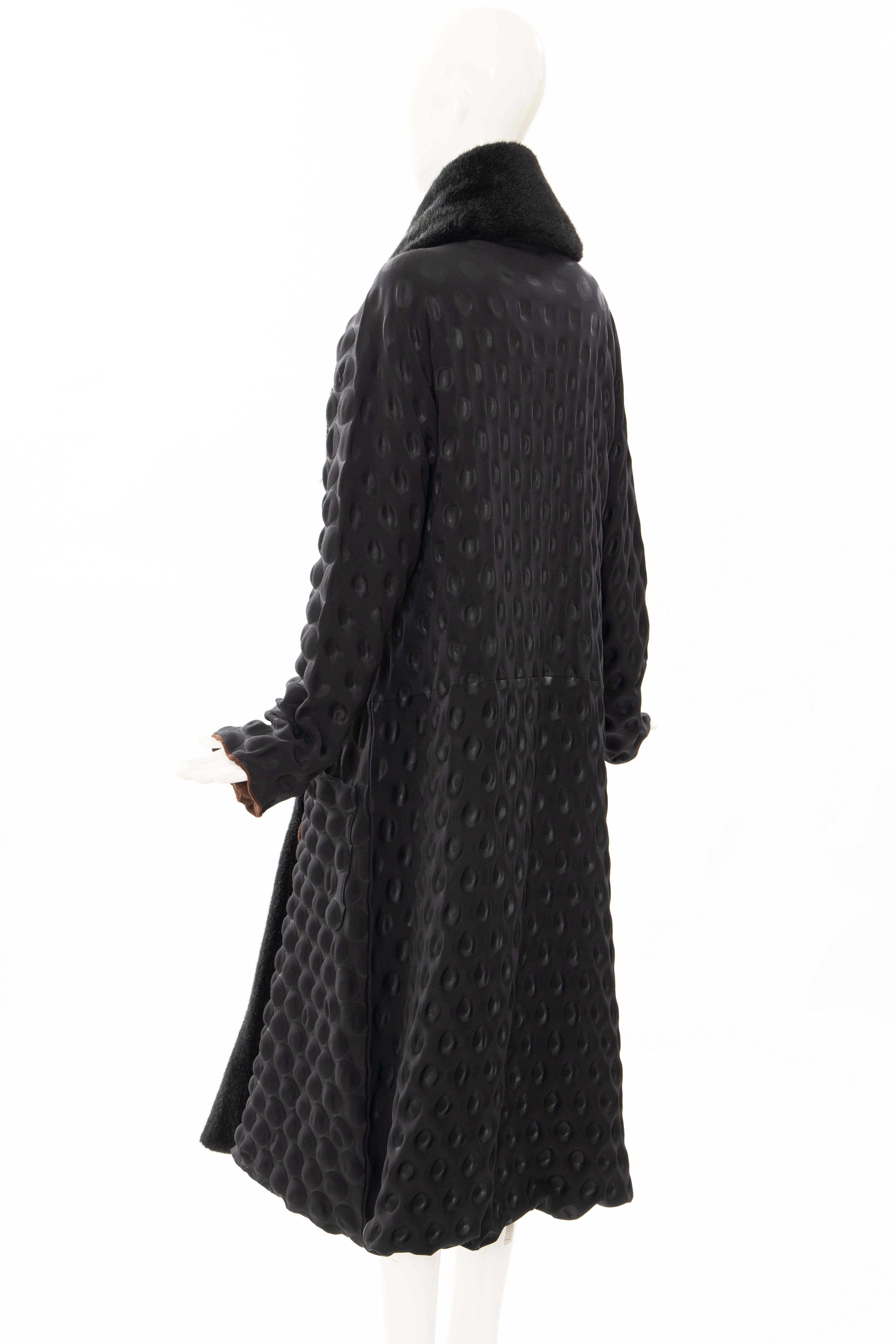 Issey Miyake Runway Schwarzer Eierkarton-Mantel Abnehmbarer Kunstpelzkragen:: Herbst 2000 3