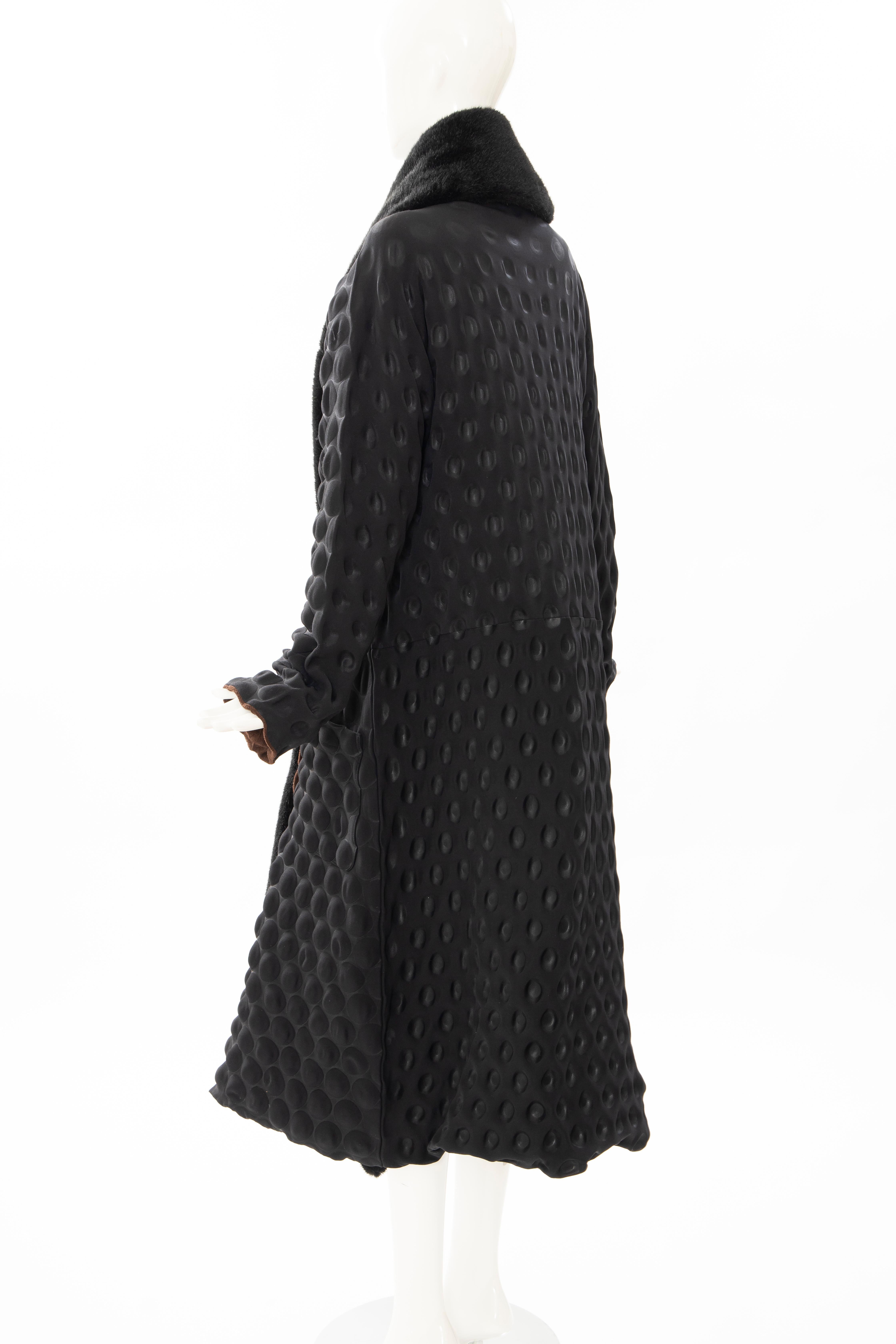 Issey Miyake Runway Schwarzer Eierkarton-Mantel Abnehmbarer Kunstpelzkragen:: Herbst 2000 5