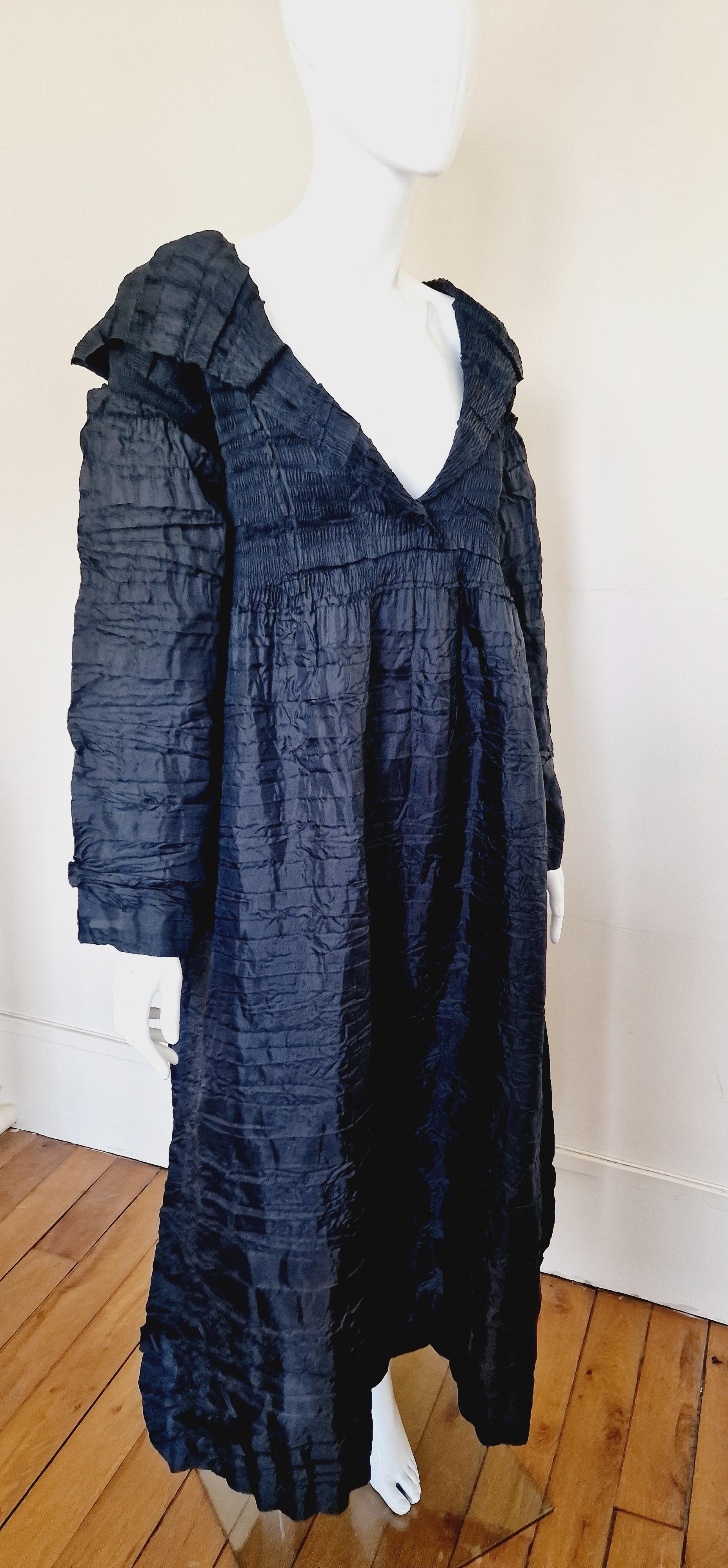 RARE Issey Miyake dress !
High collar. It can be worn in 2 way; as turtleneck and v-cut collar.
Huge and extra long bell sleeves.

VERY GOOD condition! There is afew tiny pin holes, these are nit wisible when you wear it (to fix it would make it