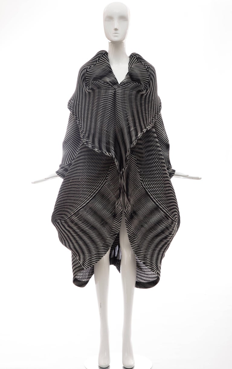 ISSEY MIYAKE Deformed Diagonal Pleated Long coat Jacket IM93FD722 Off-white beige 2