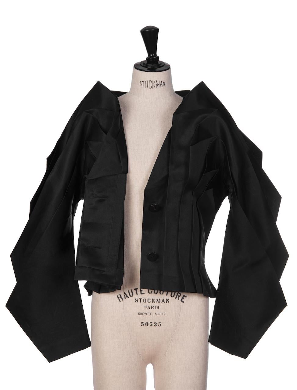 ISSEY MIYAKE S/S 1991 Documented Runway 'Dinosaur' Sleeves Black Silk Jacket In Excellent Condition For Sale In Munich, DE