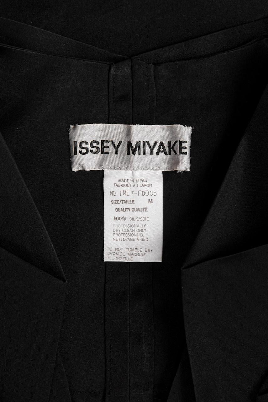 ISSEY MIYAKE S/S 1991 Documented Runway 'Dinosaur' Sleeves Black Silk Jacket For Sale 2