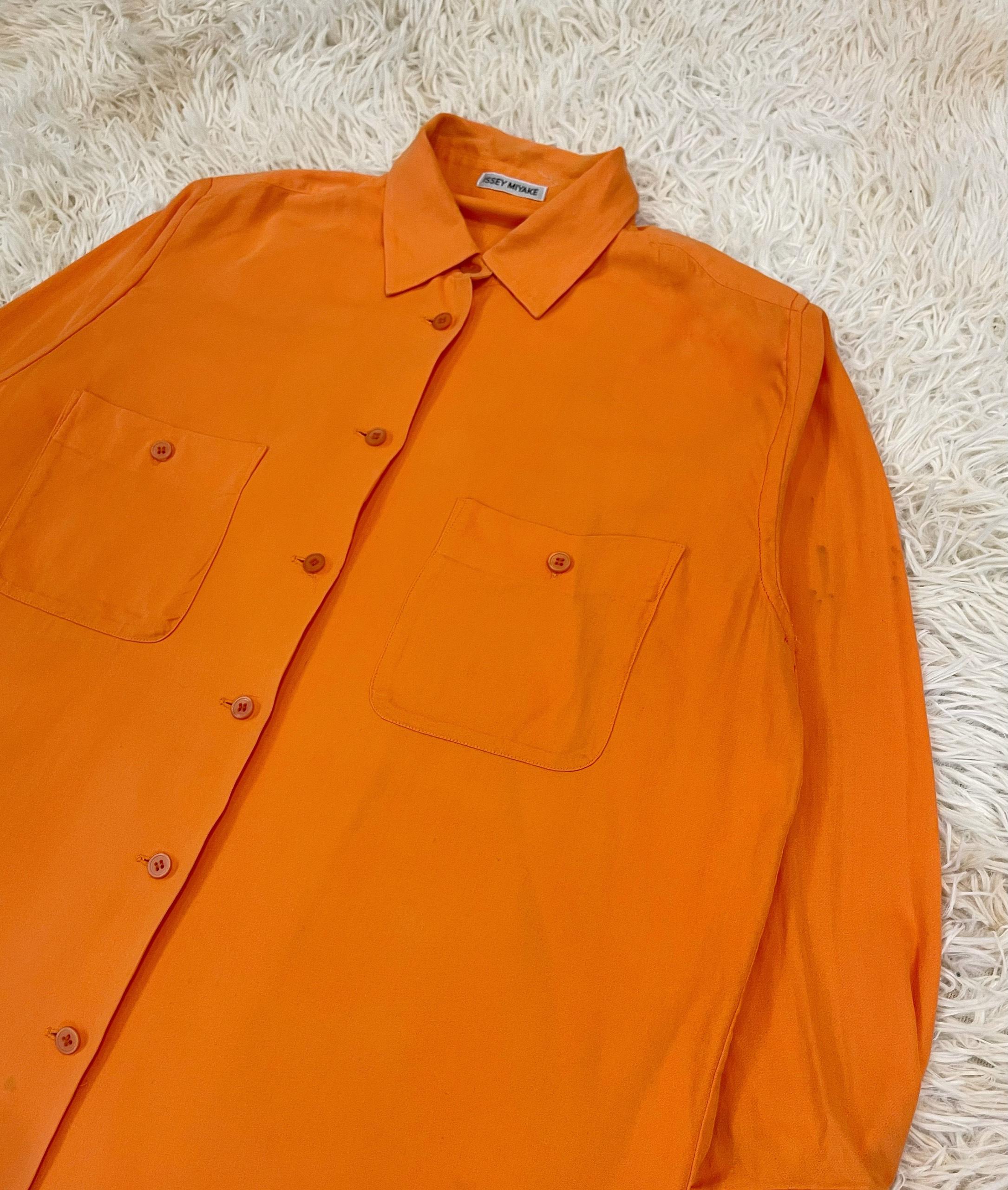 Vintage casual and easy to wear shirt from Issey Miyake mainline

Silhouette: Relaxed, casual fits

Fabric: Cotton and linen mixed

Lining: None

Season: Spring Summer 1991

Pocket: Front x 2

Weight: 200g

Color: Orange

Material:
Body: