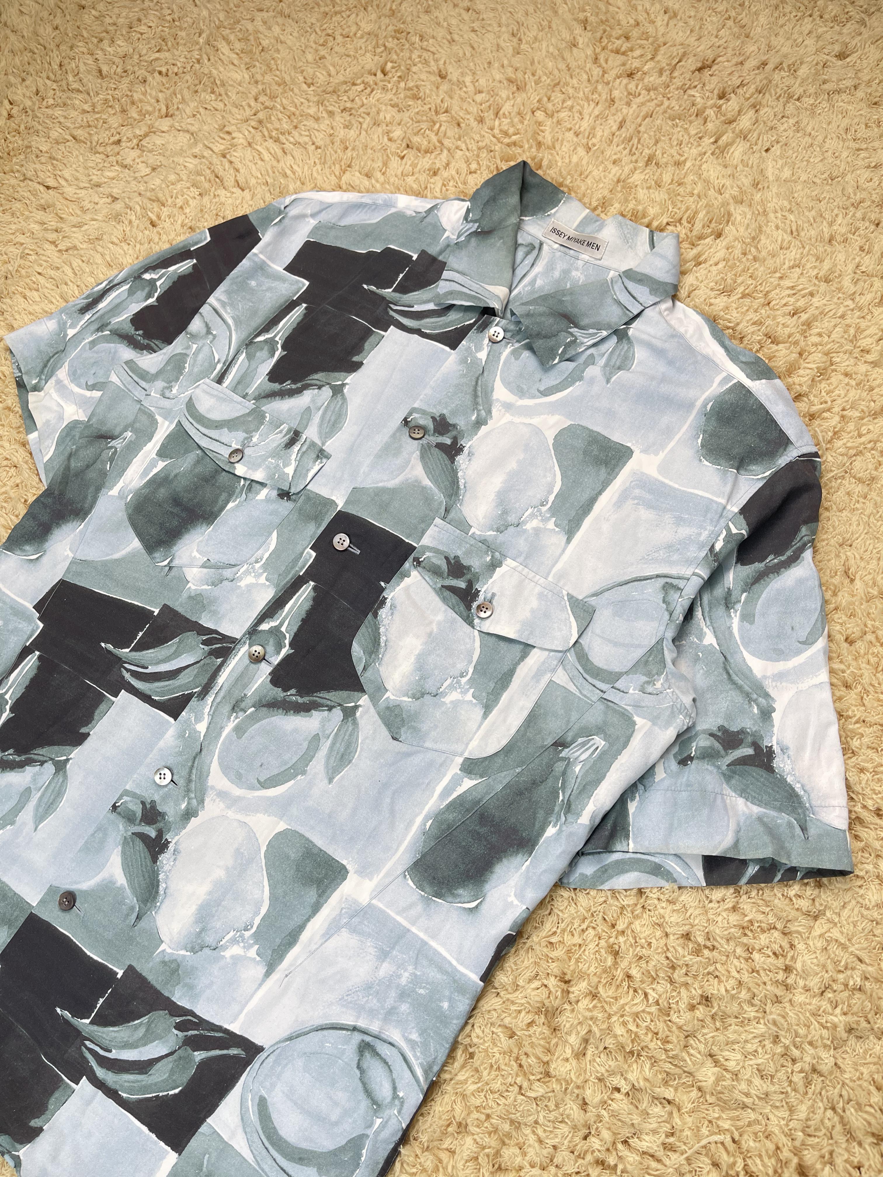 Vintage Issey Miyake shirt, the item is in decent condition with no overall stains, flaws or minor damages. Just has the washtag slightly faded.

Condition: 8/10. 

Size: XL, fits L - XL

For any questions regarding inquiries, please message us via