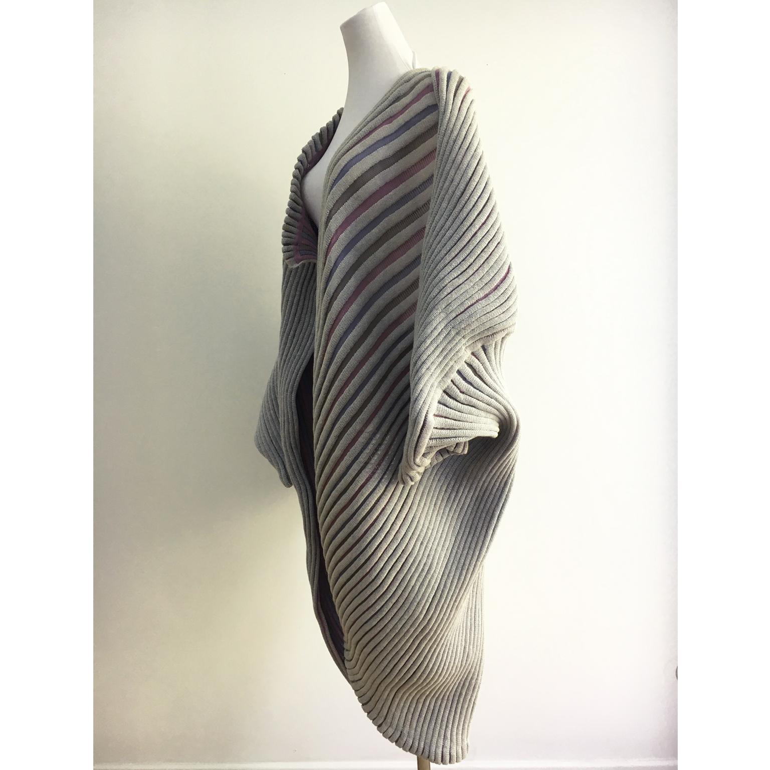 Giacca Issey Miyake Seashell della collezione 1985. 
Testo tratto dalla collezione del MET:
Sempre attento all'interazione tra il tessuto e il corpo umano, nel 1985 Issey Miyake si è fatto più artificiale nelle sue dimensioni, costruendo forme