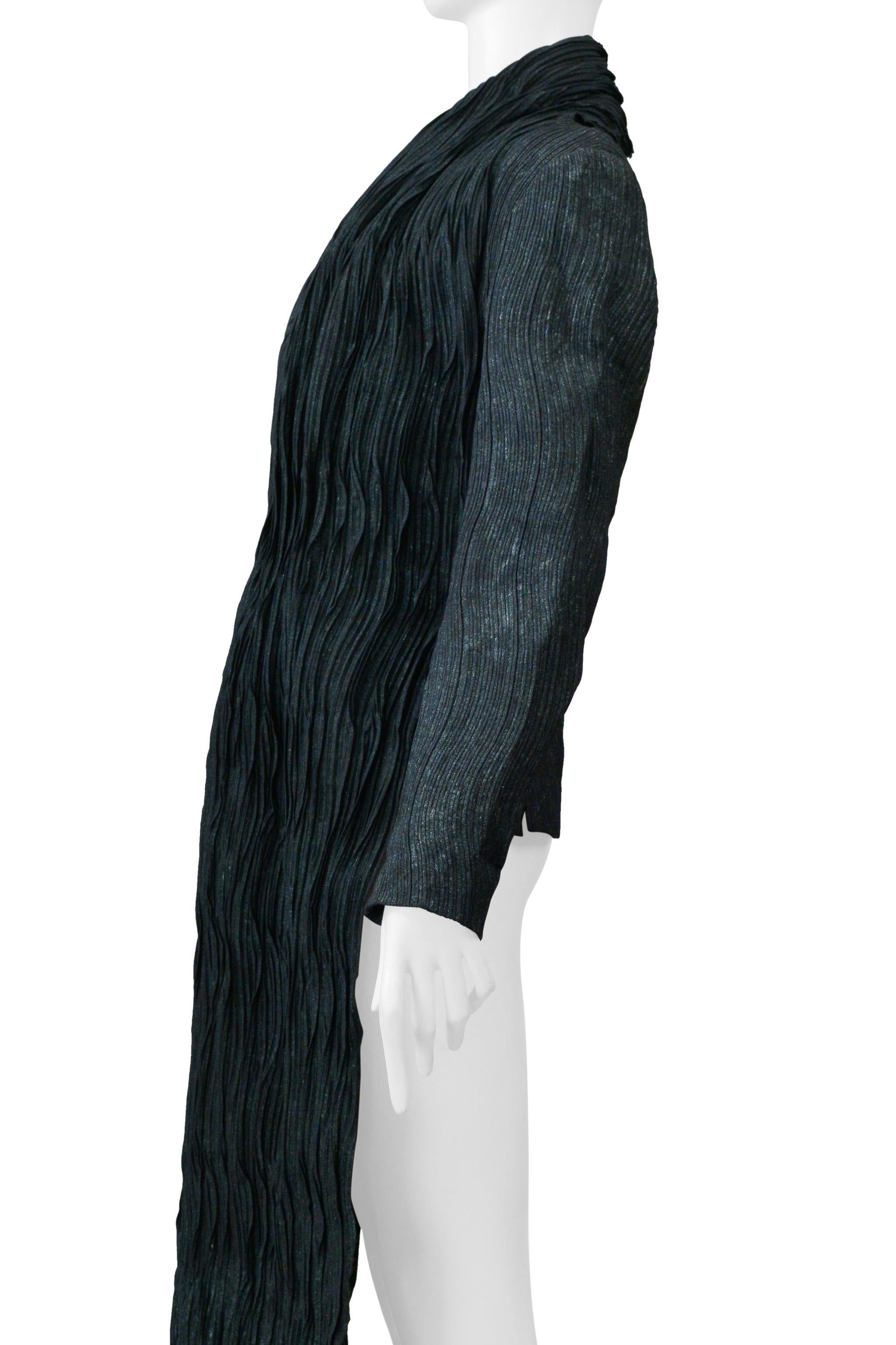 Issey Miyake - Giacca plissettata verde serpente con cerniere laterali e parte anteriore lunga 2002-03 in vendita 2