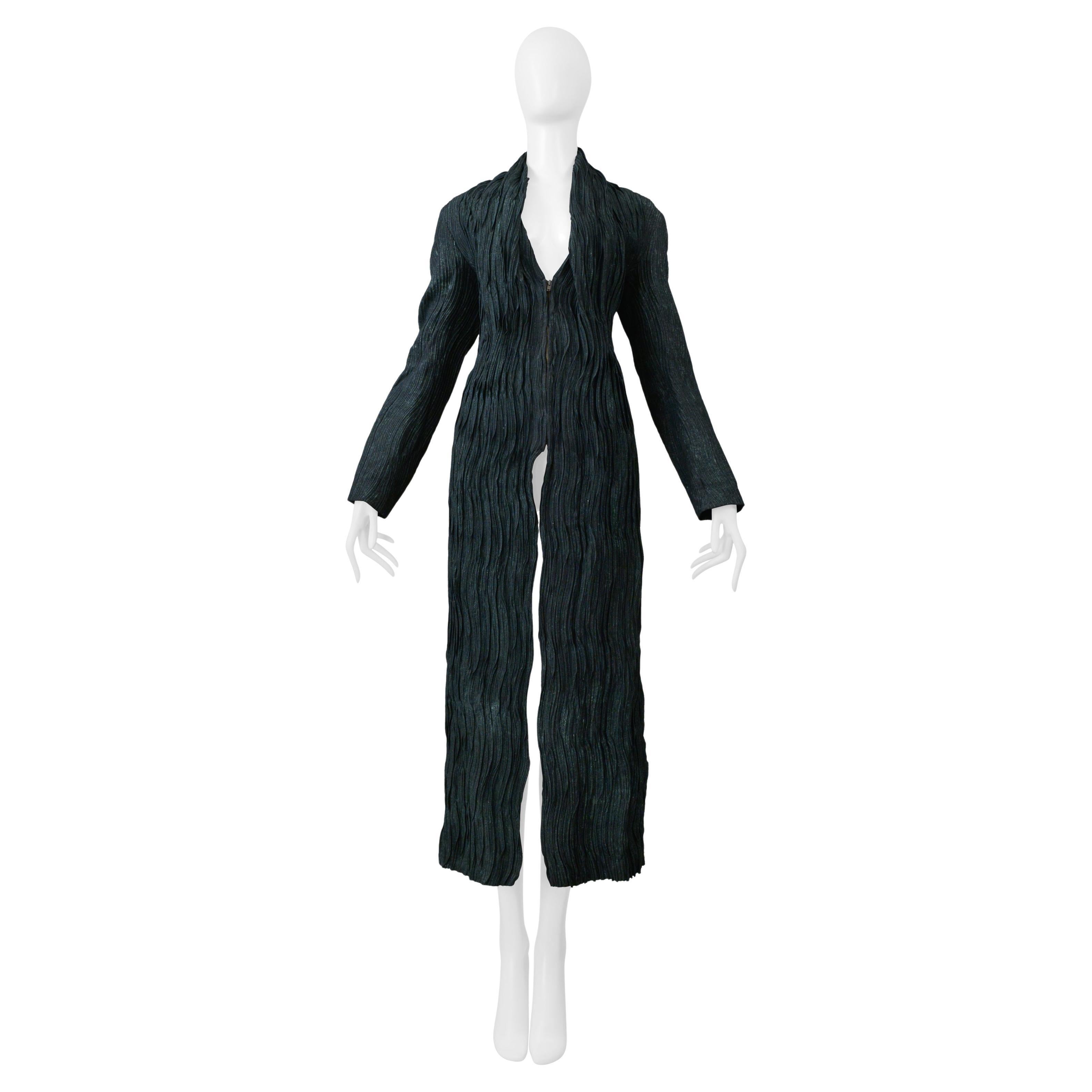 Issey Miyake - Giacca plissettata verde serpente con cerniere laterali e parte anteriore lunga 2002-03 in vendita