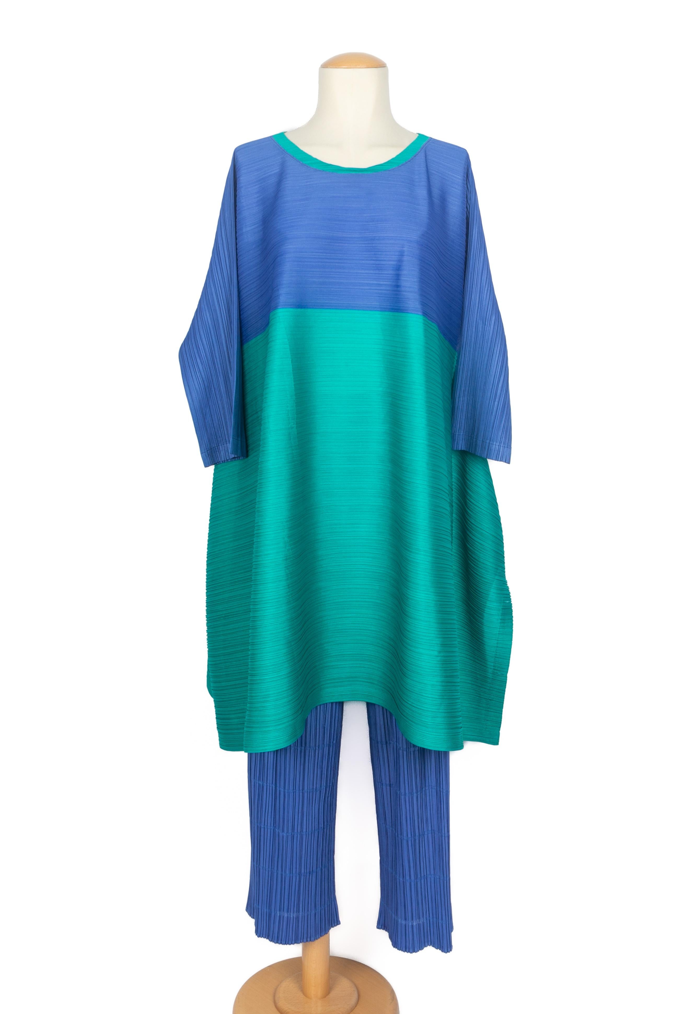 ISSEY MIYAKE - (Made in Japan) Blue and green Pleats Please set composed of pants and a top. Size 3. A 1996 Collection.

Condition:
Very good condition

Dimensions:
Top: Shoulder width: about 53 cm - Sleeve length: 45 cm - Length: 87 // Pants: