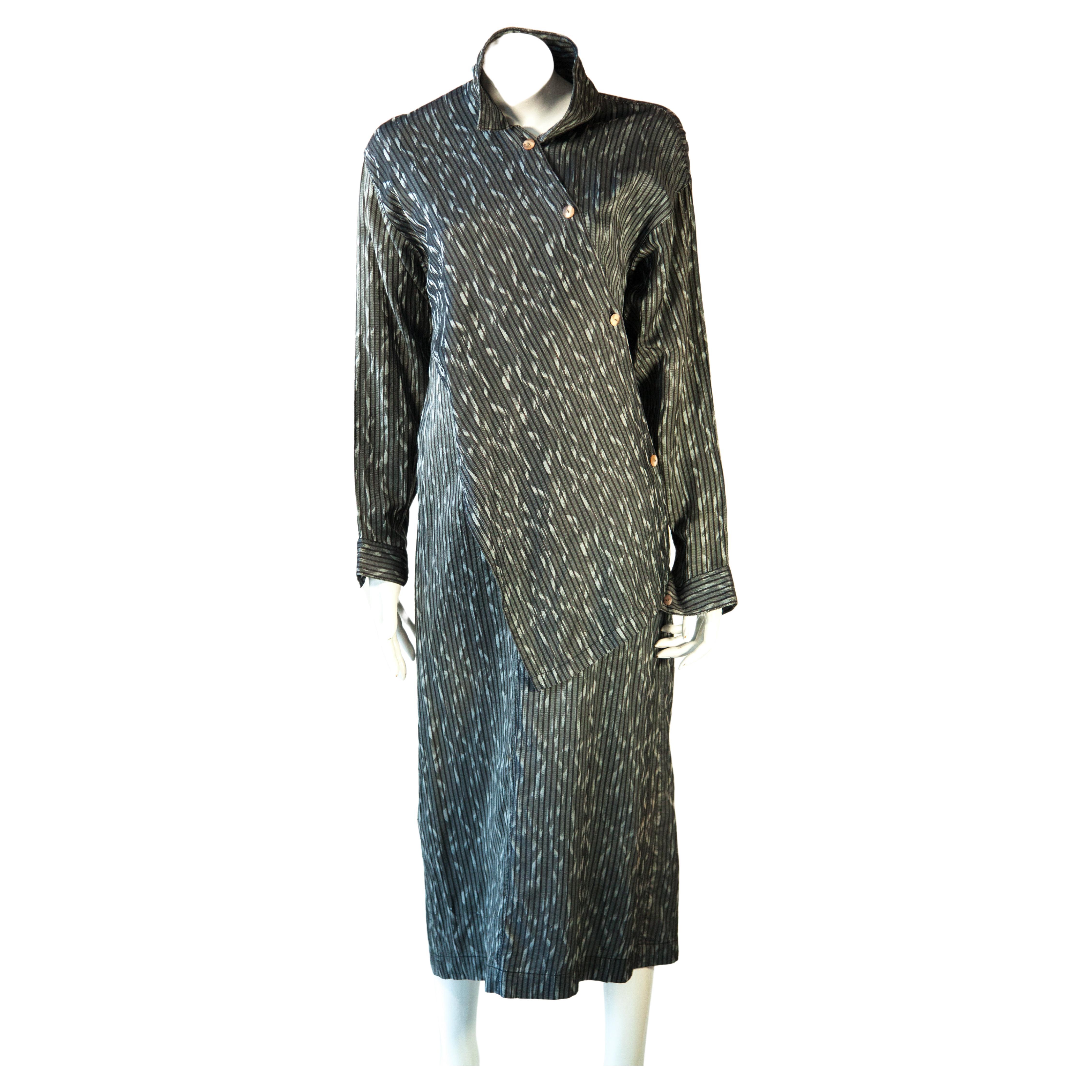 Issey Miyake - Asymétrique  Robe avec boutons latéraux, années 1980 en vente