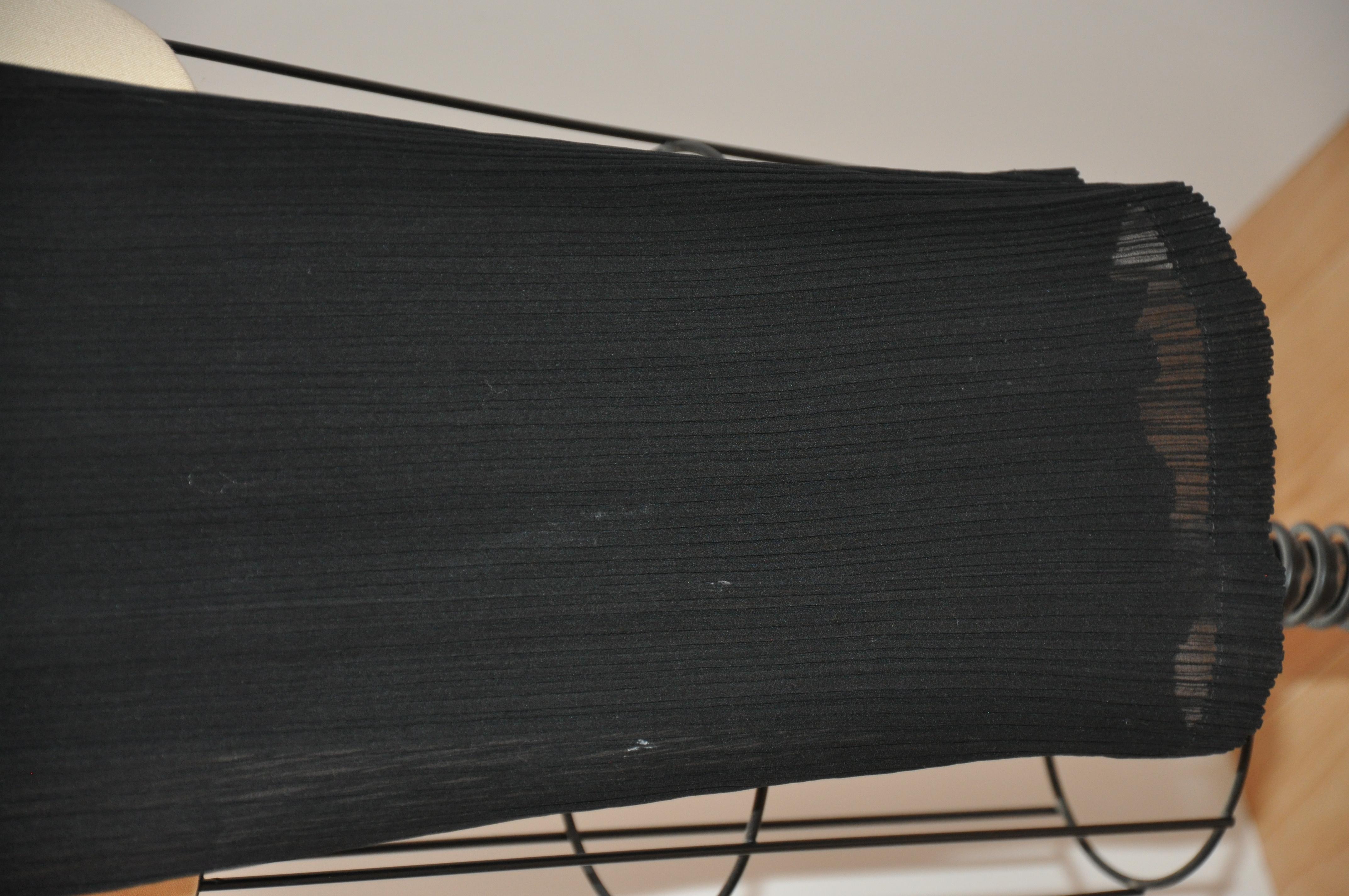 Issey Miyake Signature Jet-Black - Pantaloni a gamba larga con vita elastica in vendita 2