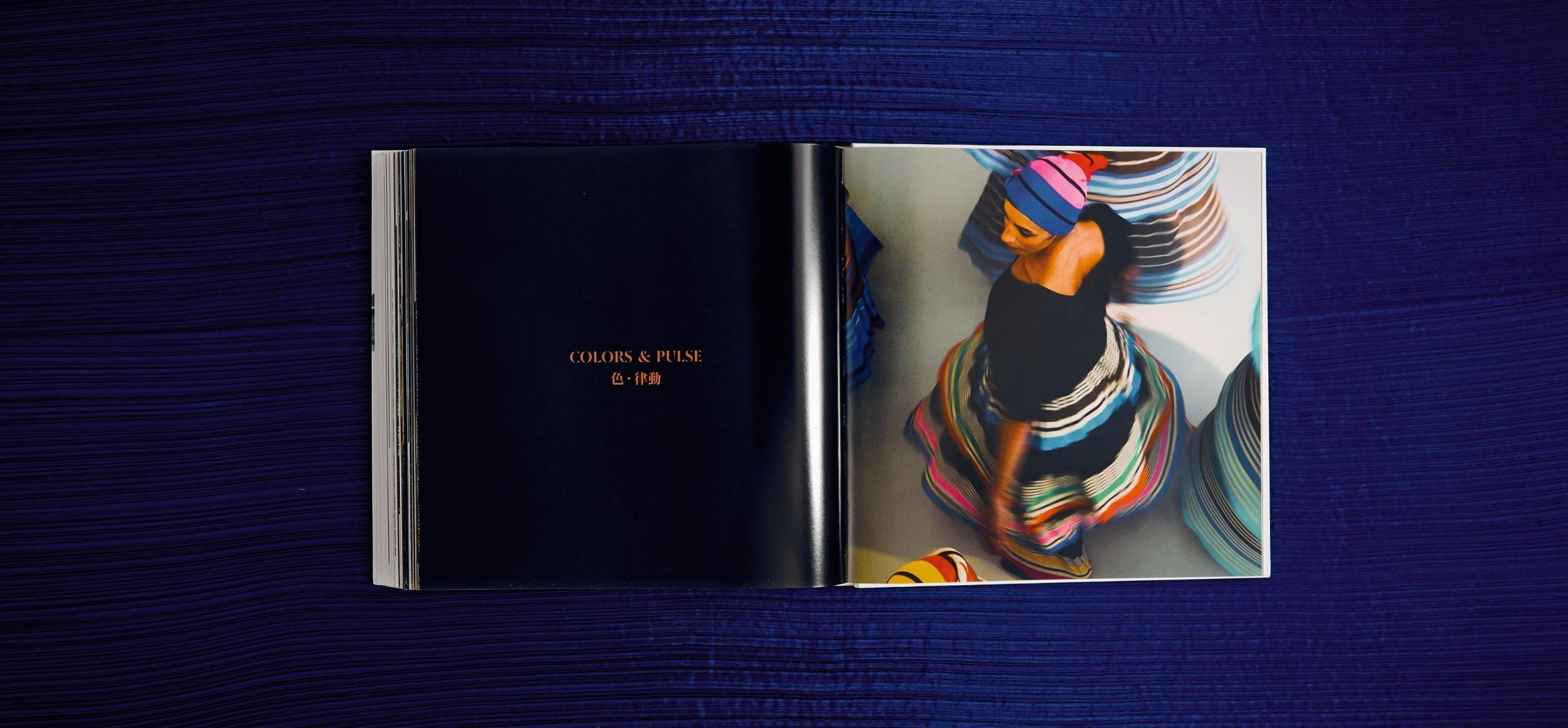 Issey Miyake. Signed Limited Edition book in Issey Miyake Bag For Sale 9