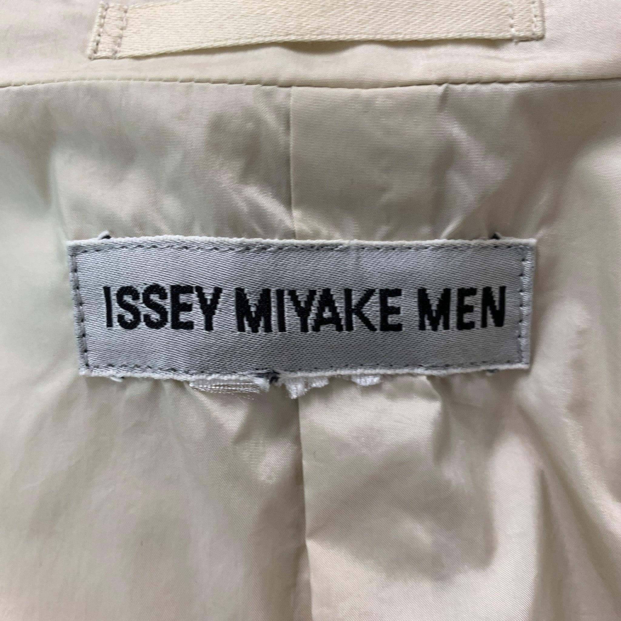 Men's ISSEY MIYAKE Size 40 Beige Solid Nylon Notch Lapel Jacket For Sale