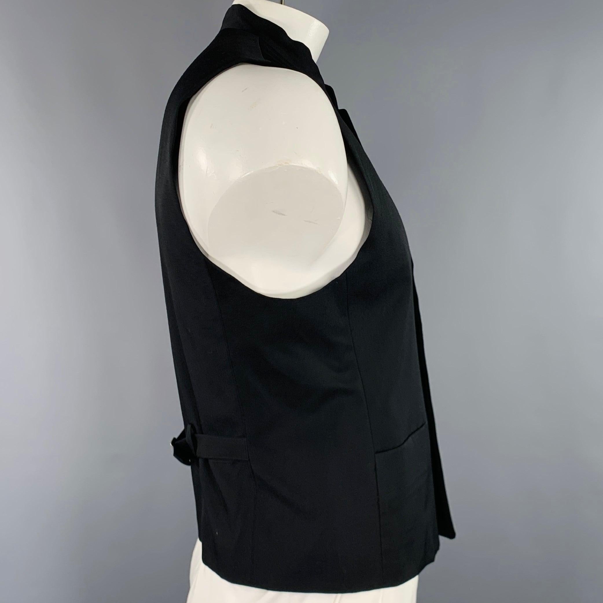 Gilet ISSEY MIYAKE
en laine noire, avec col Nehru, ceinture au dos et fermeture à boutons. Fabriqué au Japon. Excellent état. 

Marqué :   JP 2 

Mesures : 
 
Epaule : 15 pouces Poitrine : 40 pouces Longueur : 23 pouces 
  
  
 
Référence Sui