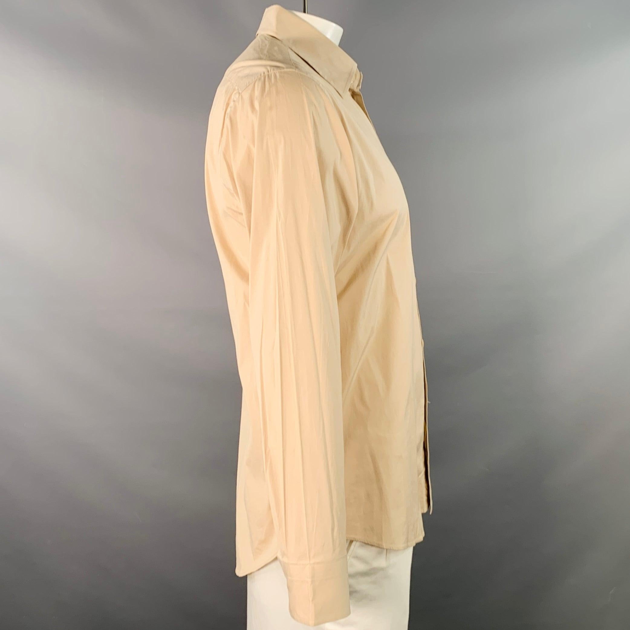 Chemise à manches longues ISSEY MIYAKE
en coton mélangé beige, avec un col arrondi, une poche et une fermeture à boutons. Fabriqué au Japon. Excellent état. 

Marqué :   JP 3 

Mesures : 
 
Épaule : 17.5 pouces  Poitrine : 44 pouces  Manche : 25