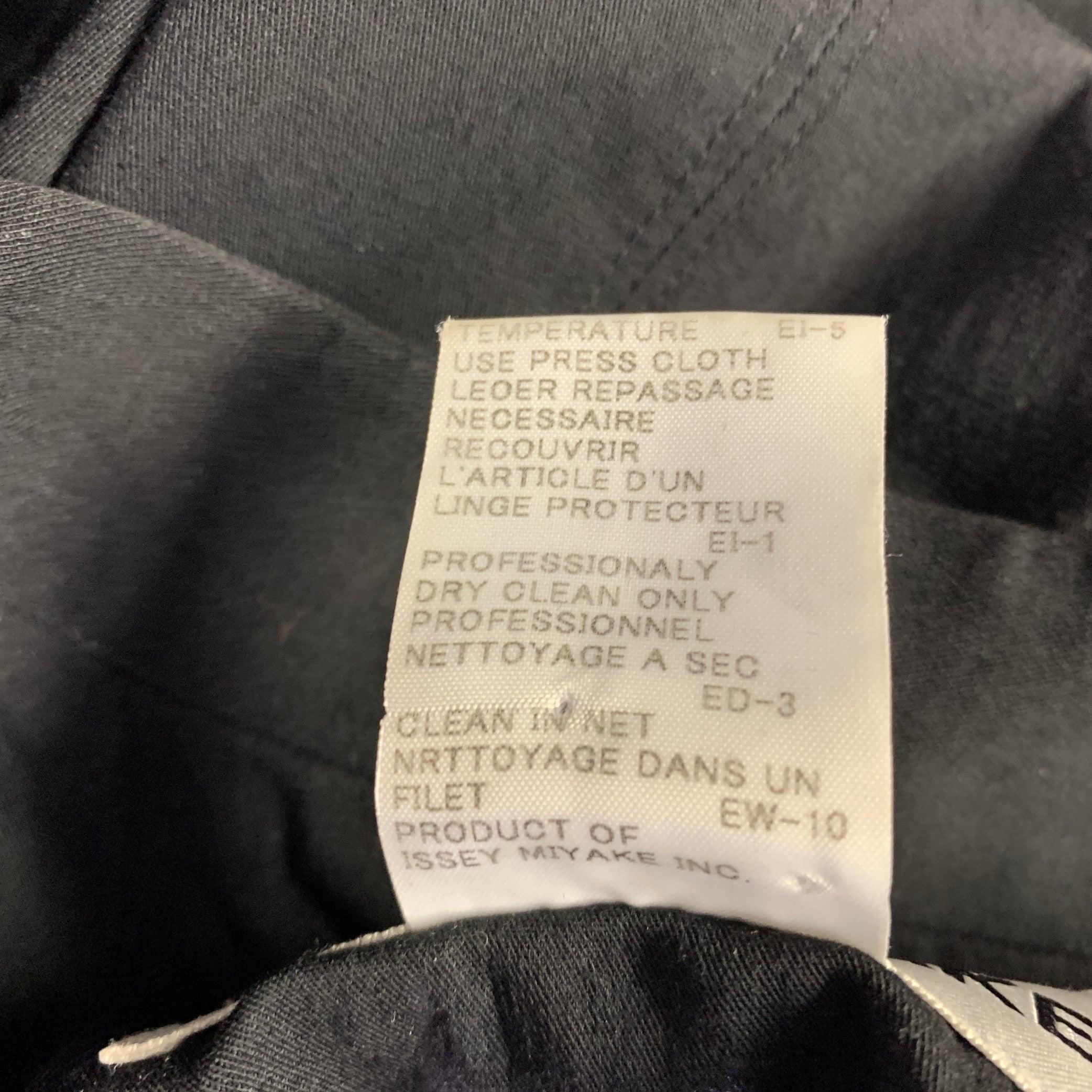 ISSEY MIYAKE Size L Black Nylon Blend Single Breasted Collarless Jacket For Sale 1