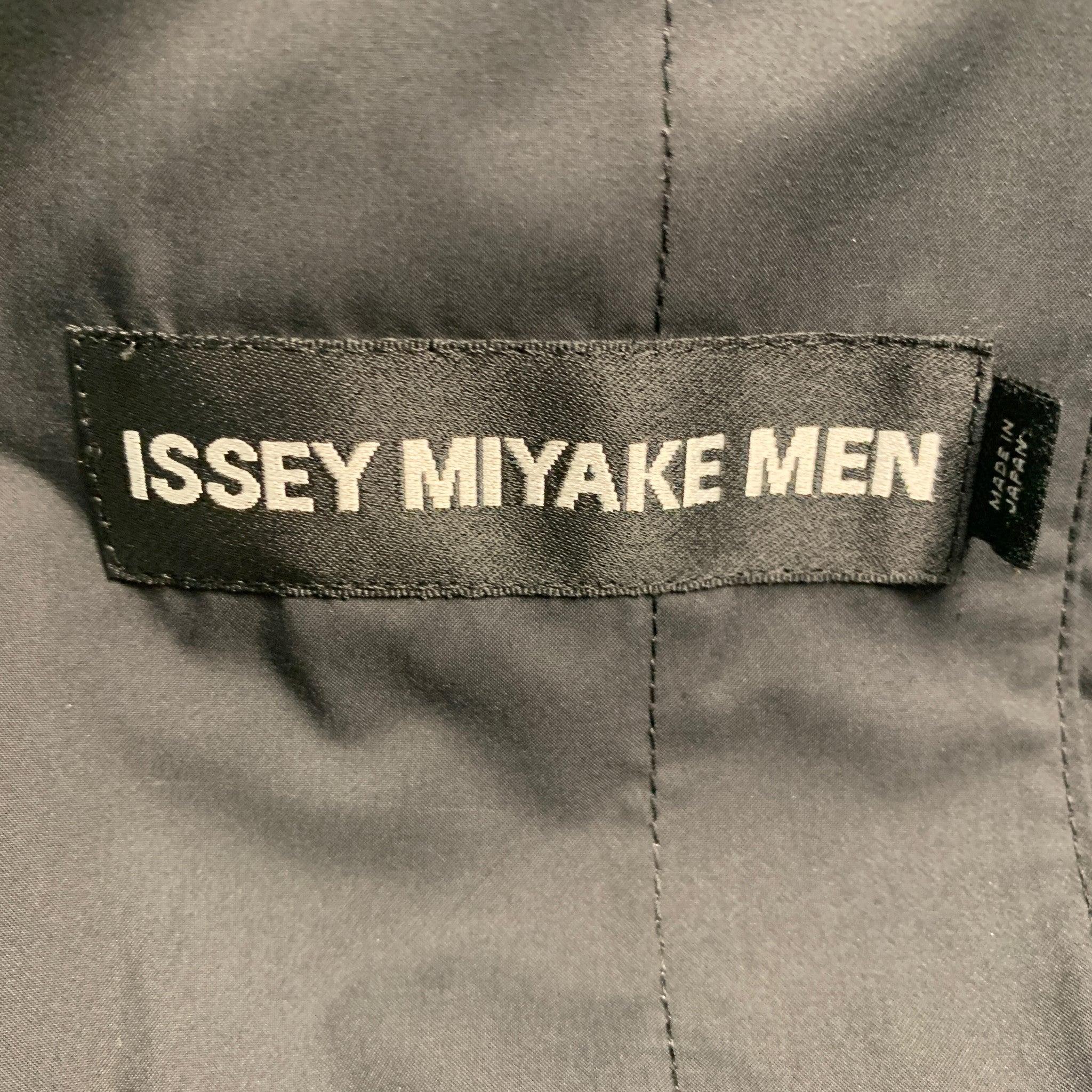 Men's ISSEY MIYAKE Size L Black Polyester Windbreaker Jacket For Sale