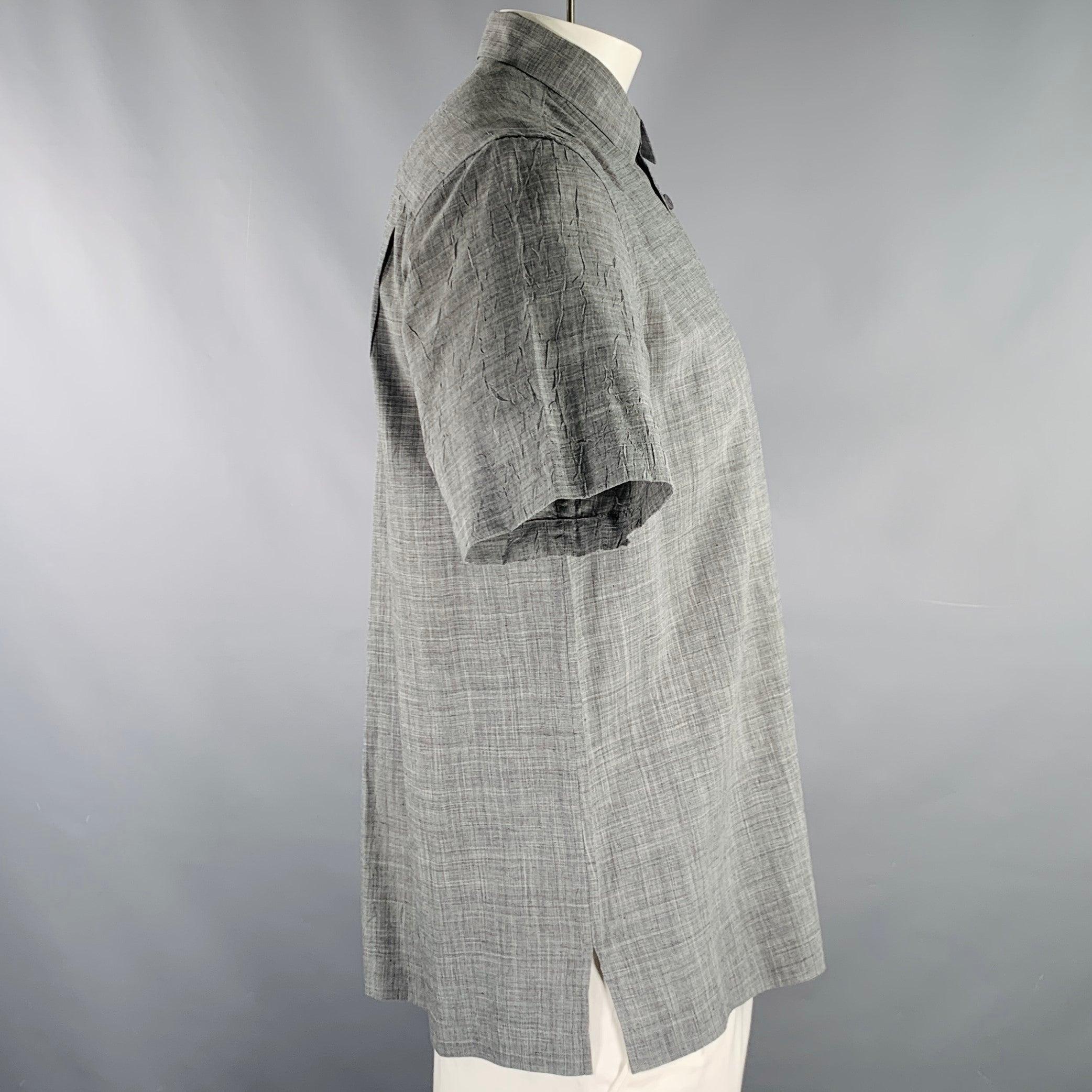 Chemise à manches courtes ISSEY MIYAKE MEN en tissu tissé de lin polyester gris chiné, avec un col ouvert et une fermeture à boutons. Fabriqué au Japon. Excellent état. 

Marqué :   JP 3 

Mesures : 
 
Épaule : 17.5 pouces Poitrine : 46 pouces