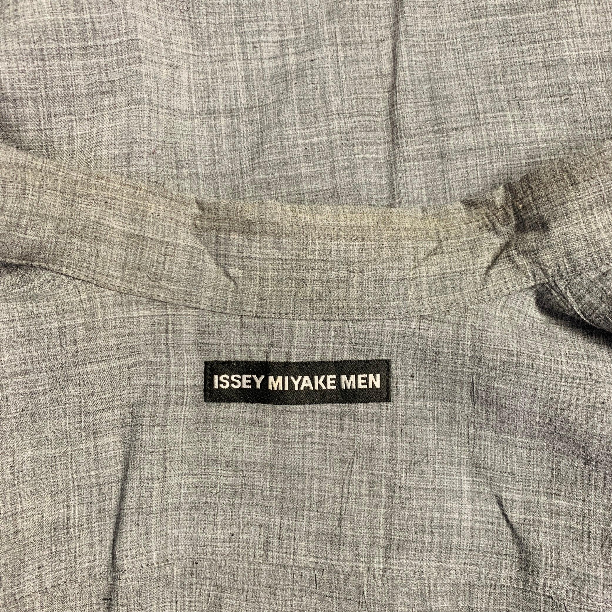 ISSEY MIYAKE Taille L Chemise à manches courtes en polyester et lin gris chiné Excellent état - En vente à San Francisco, CA