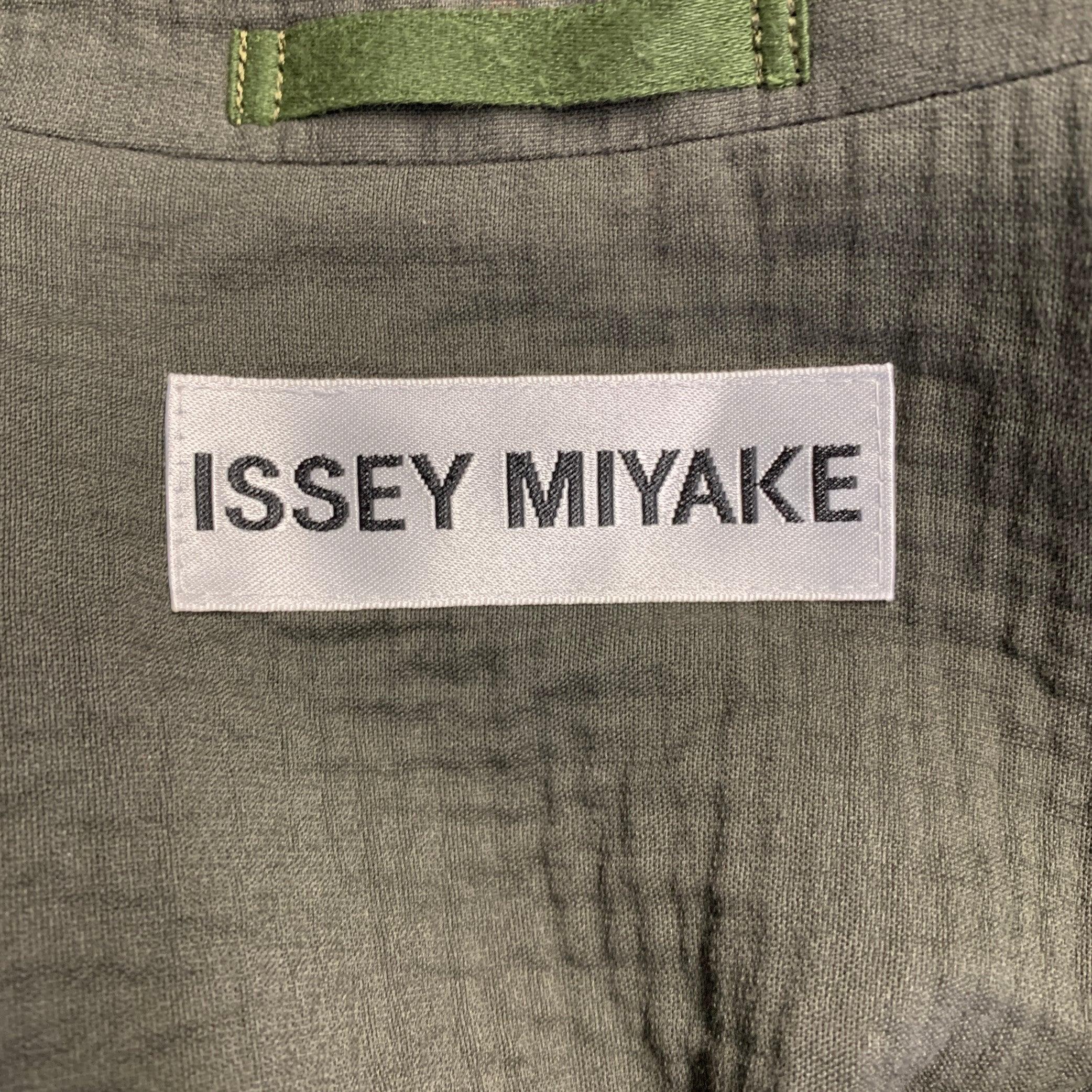 ISSEY MIYAKE Size L Olive Green Cotton Textured Unlined Jacket For Sale 1