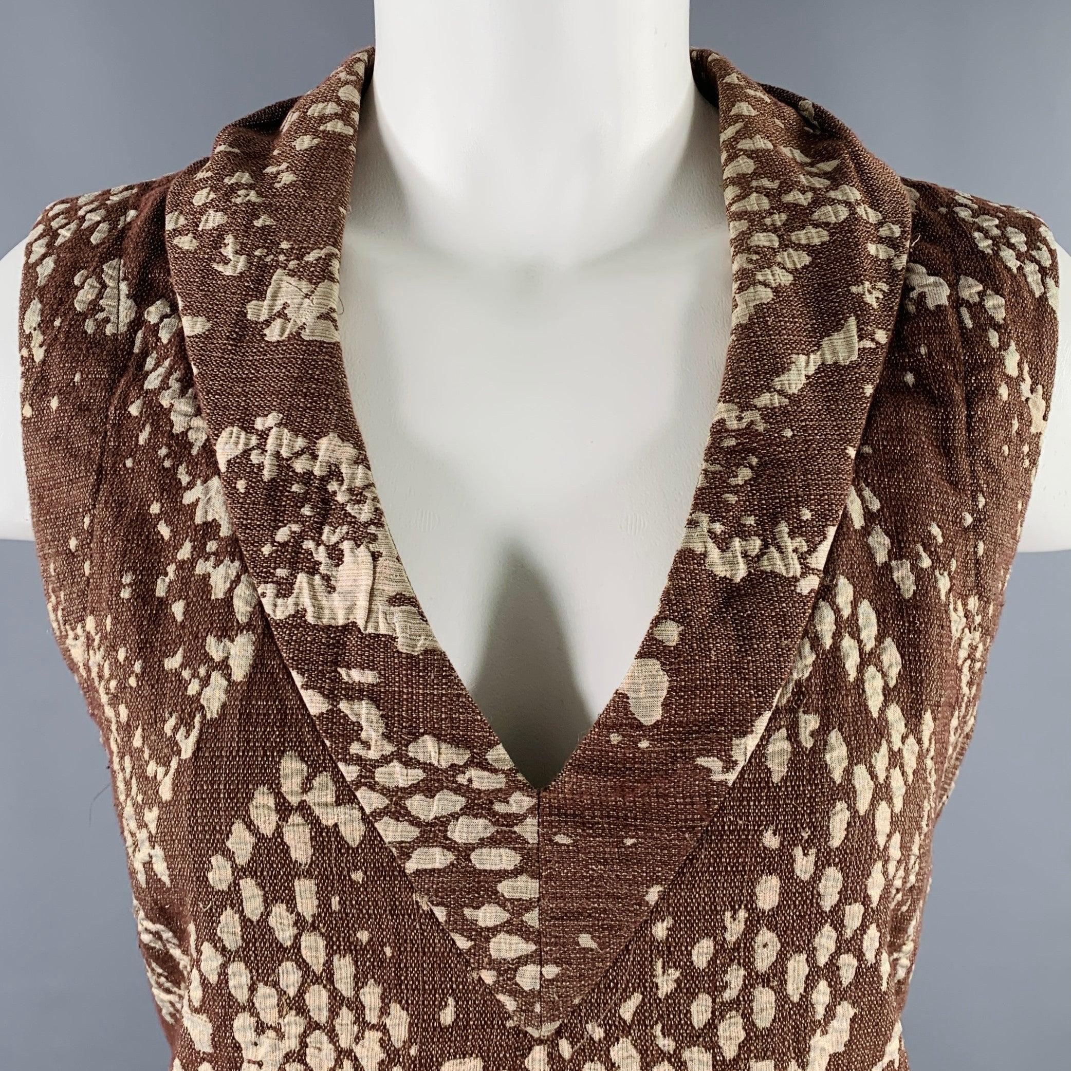 Issey Miyake è un abito a linea in tessuto marrone e beige con stampa a pelle di serpente, scollo a V con collo a scialle e chiusura con cerniera laterale. Made in Japan.Ottime condizioni di usato. Moderati segni di usura. 

Contrassegnato:   JP 3