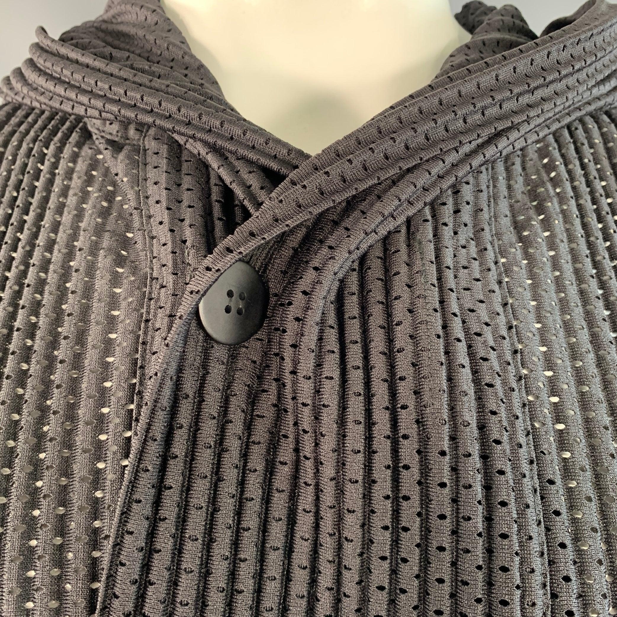 Nero Issey Miyake Taglia S Giacca con cappuccio in poliestere nero traforato in vendita