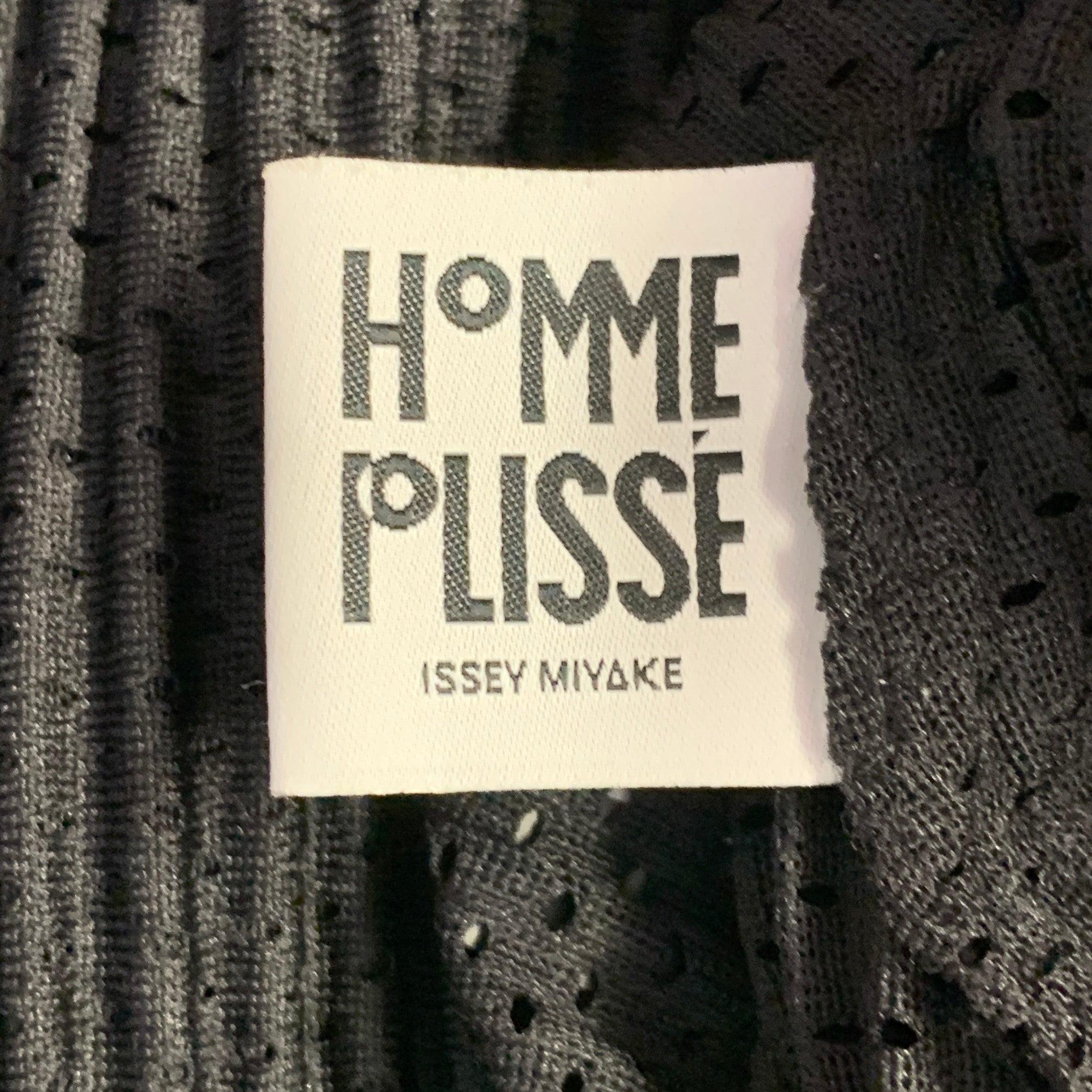 Issey Miyake Taglia S Giacca con cappuccio in poliestere nero traforato in vendita 1