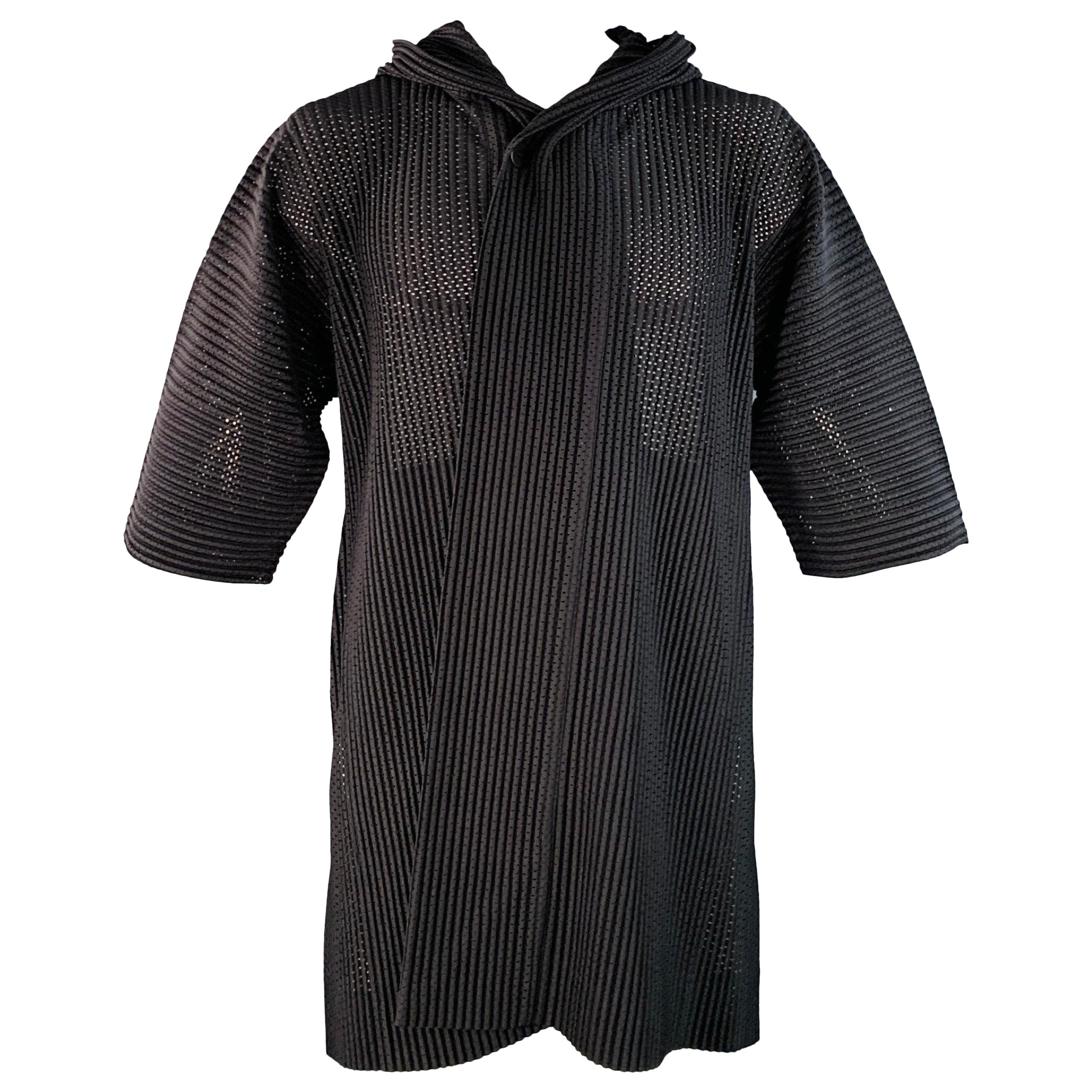 Issey Miyake Taglia S Giacca con cappuccio in poliestere nero traforato in vendita