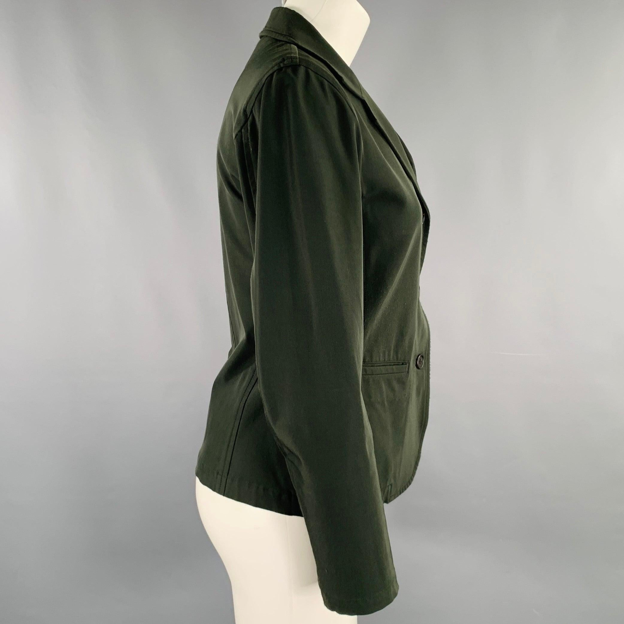 Blazer ISSEY MIYAKE WHITE LABEL
en tissu vert, avec une poitrine simple, un revers cranté et une fermeture à double bouton. Fabriqué au Japon. Très bon état. Boulochage modéré. 

Marqué :   JP 1 

Mesures : 
 
Épaule : 15.5 pouces Buste : 34 pouces