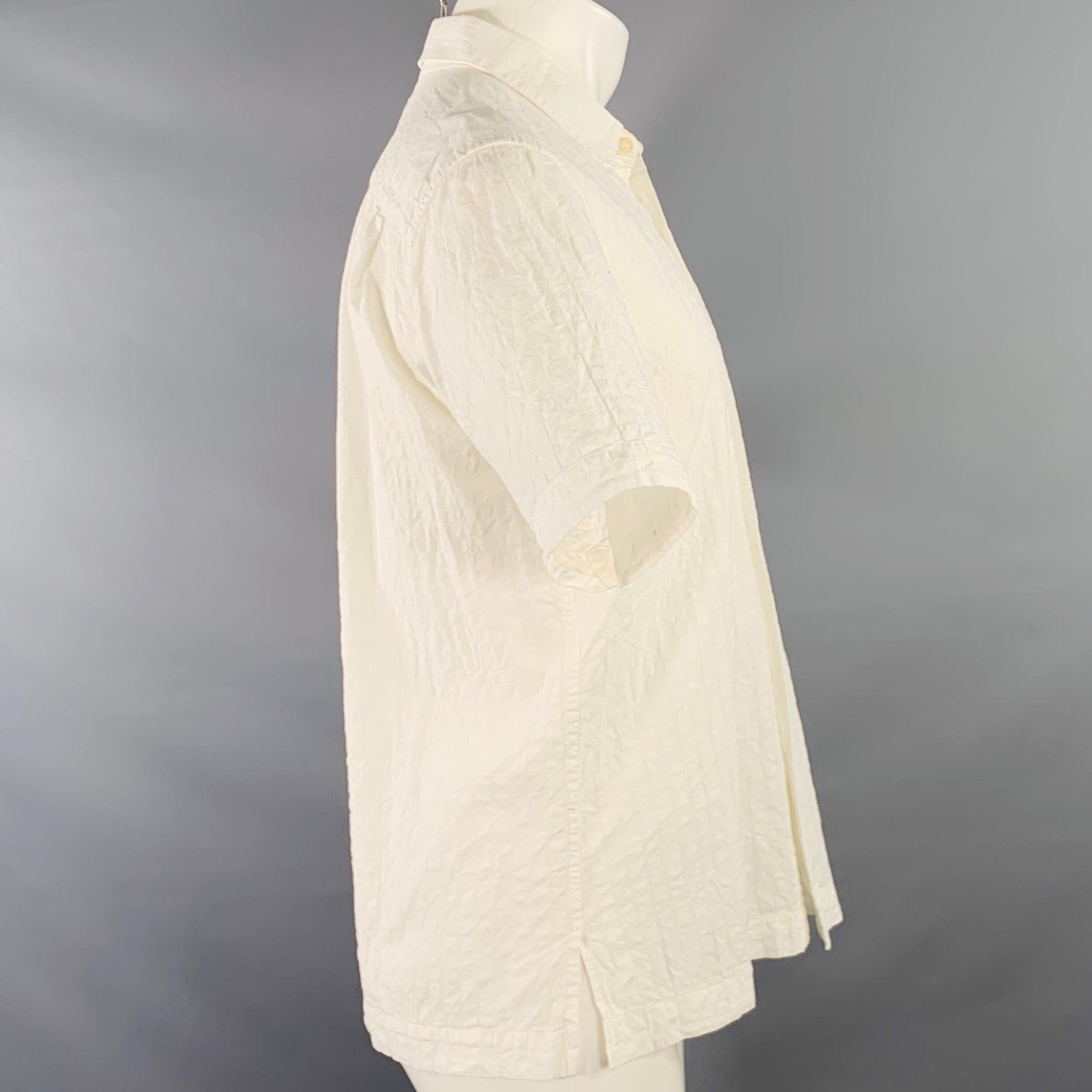 ISSEY MIYAKE Talla S Camisa de manga corta de algodón arrugado con bolsillos de parche White Gris en venta