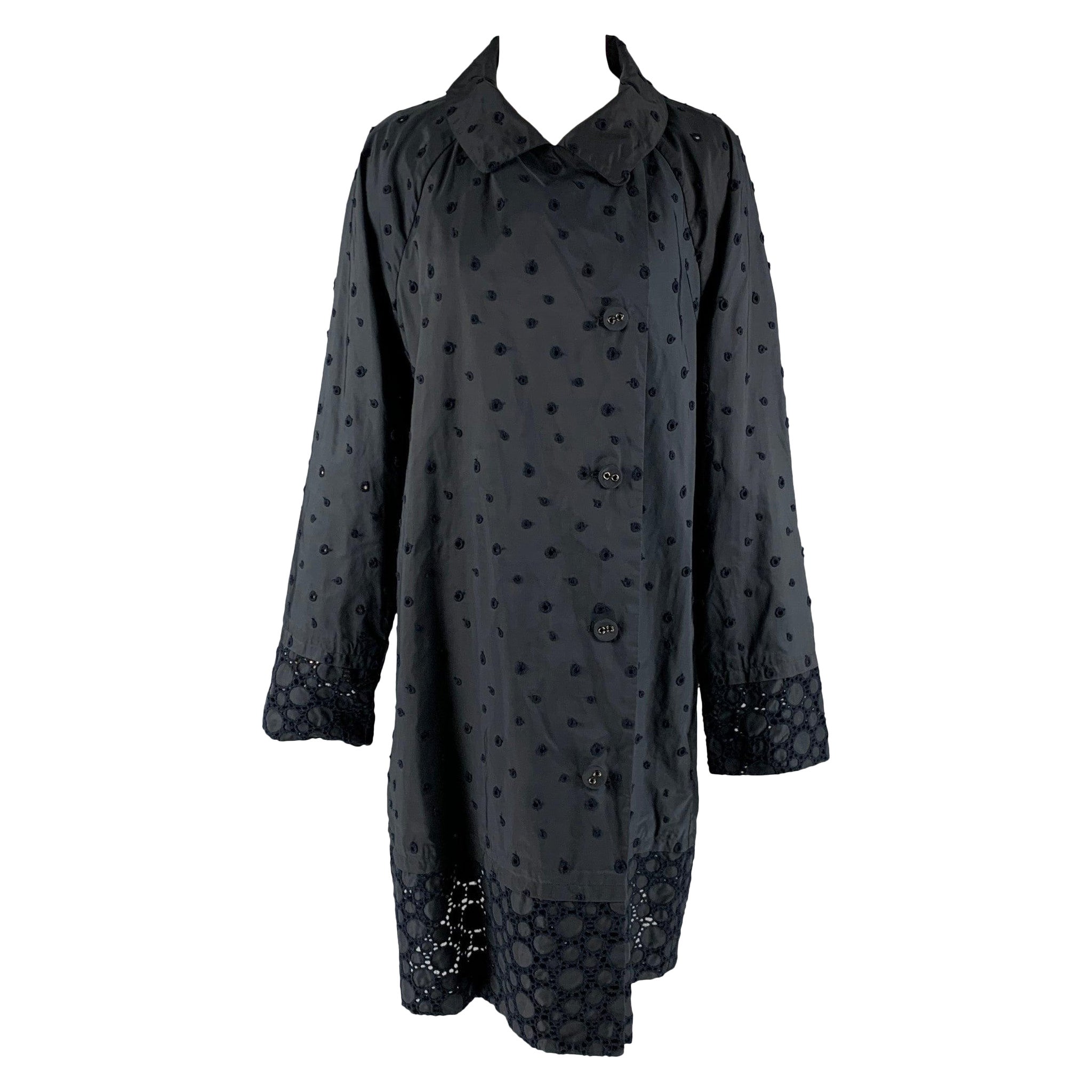 ISSEY MIYAKE Zweireihiger Mantel mit Ösen aus Polyester in Marineblau, Größe XL