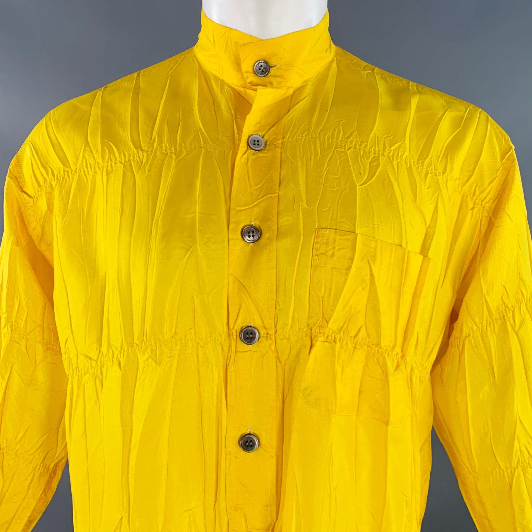 Chemise à manches longues ISSEY MIYAKE
en polyester jaune, avec un design froissé, une coupe oversize, un col Nehru et une fermeture à boutons. Fabriqué au Japon. Bon état d'usage. Marques mineures sur l'ensemble de l'ouvrage, en l'état. 

Marqué : 