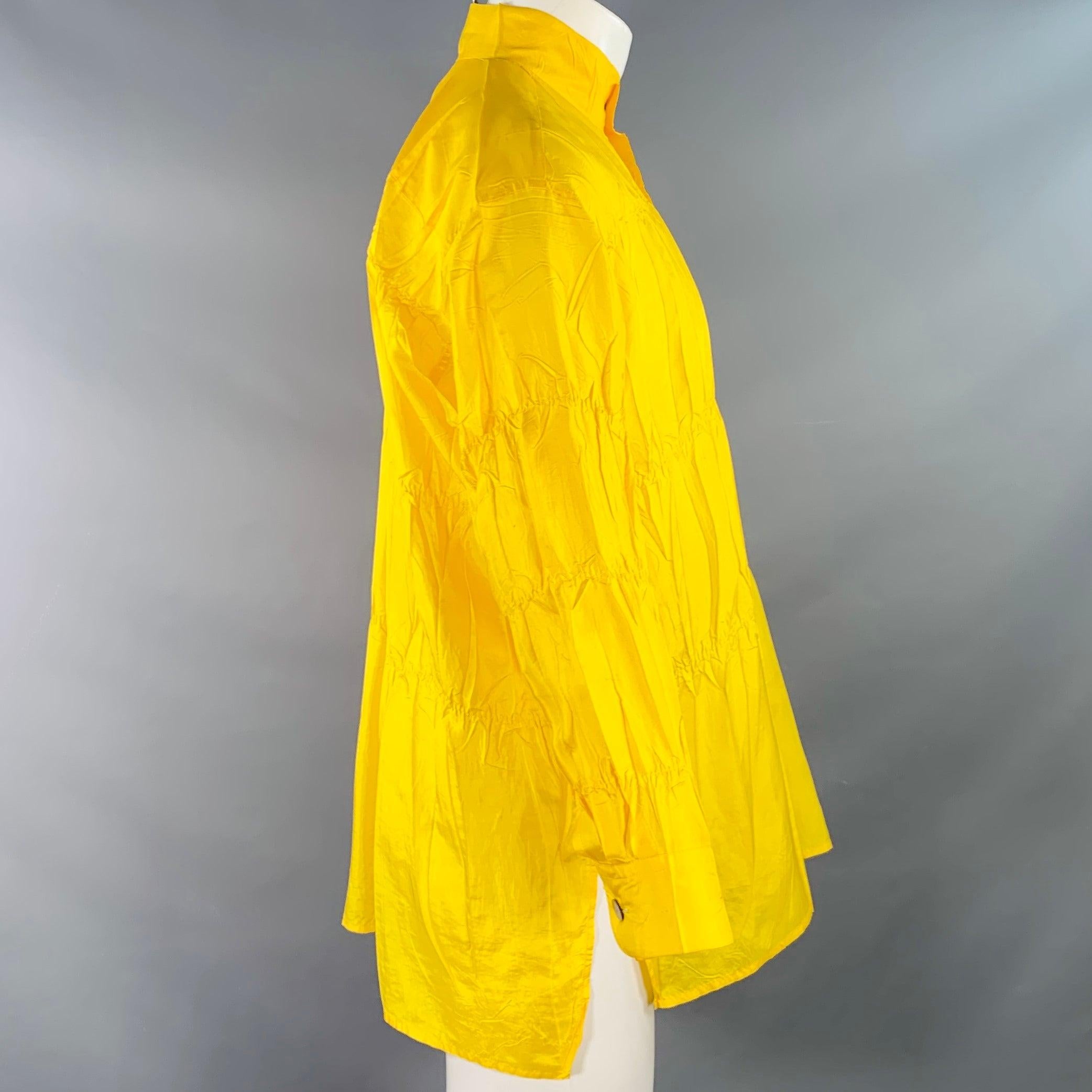 Issey Miyake Taille XS Jaune Polyester froissé Col Nehru Chemise à manches longues surdimensionnée Bon état - En vente à San Francisco, CA