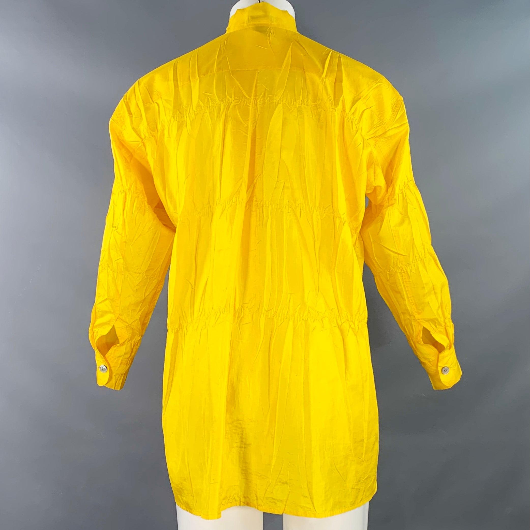 Issey Miyake Taille XS Jaune Polyester froissé Col Nehru Chemise à manches longues surdimensionnée Pour hommes en vente
