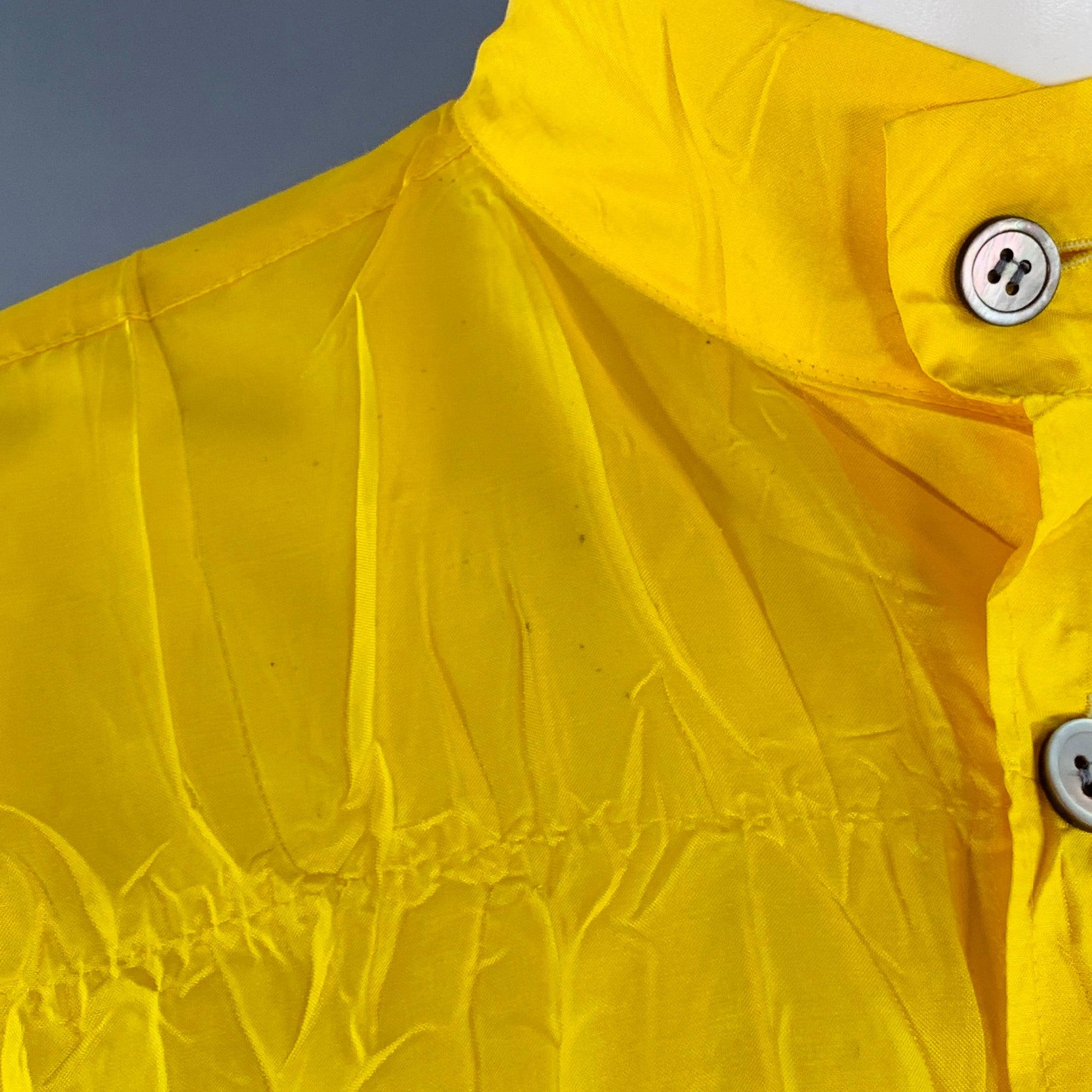 Issey Miyake Taille XS Jaune Polyester froissé Col Nehru Chemise à manches longues surdimensionnée en vente 1