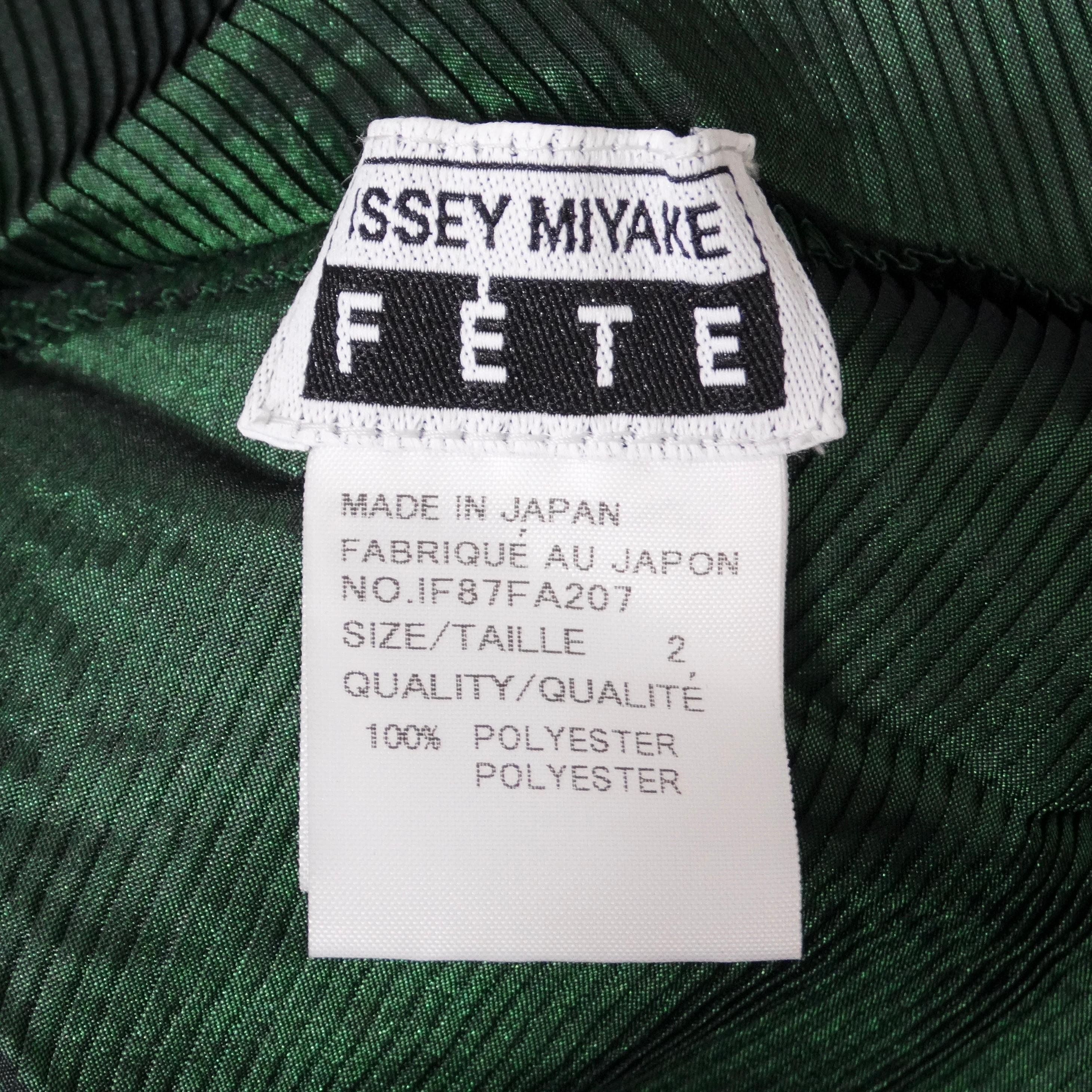 Issey Miyake, robe plissée verte, issue d'un défilé printemps 2008 en vente 5