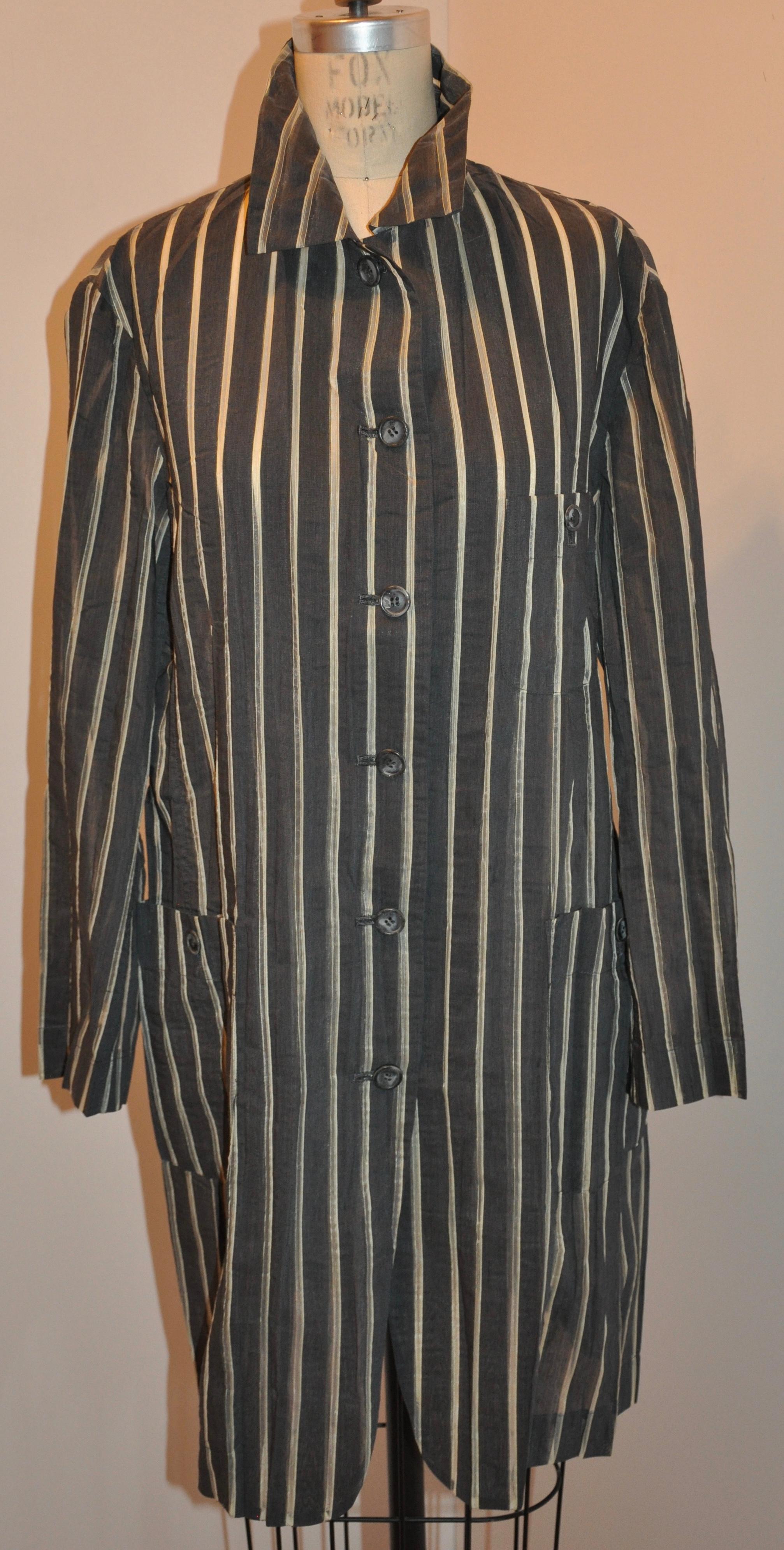 Nero Issey Miyake - Cappotto da pittore in lino a righe grigio acciaio in vendita