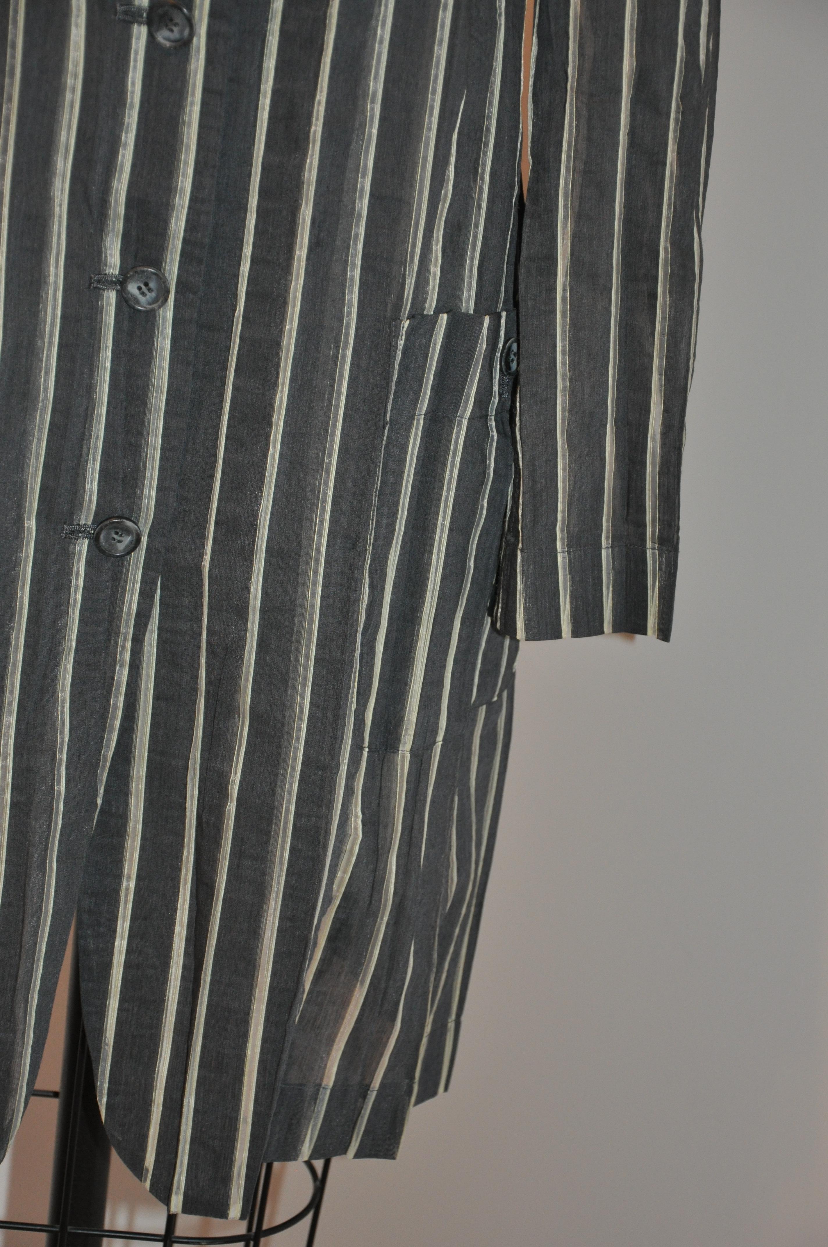 da uomo o donna Issey Miyake - Cappotto da pittore in lino a righe grigio acciaio in vendita