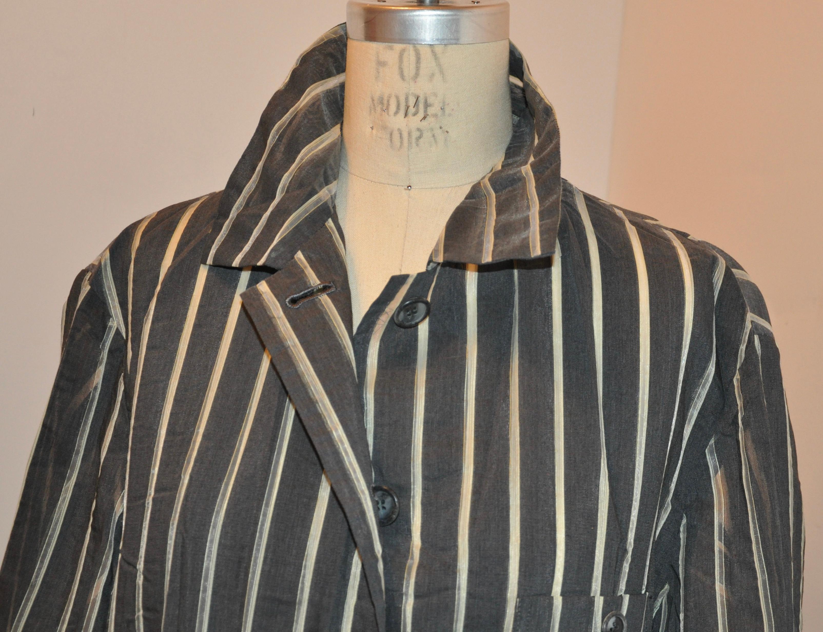 Issey Miyake - Cappotto da pittore in lino a righe grigio acciaio in vendita 1