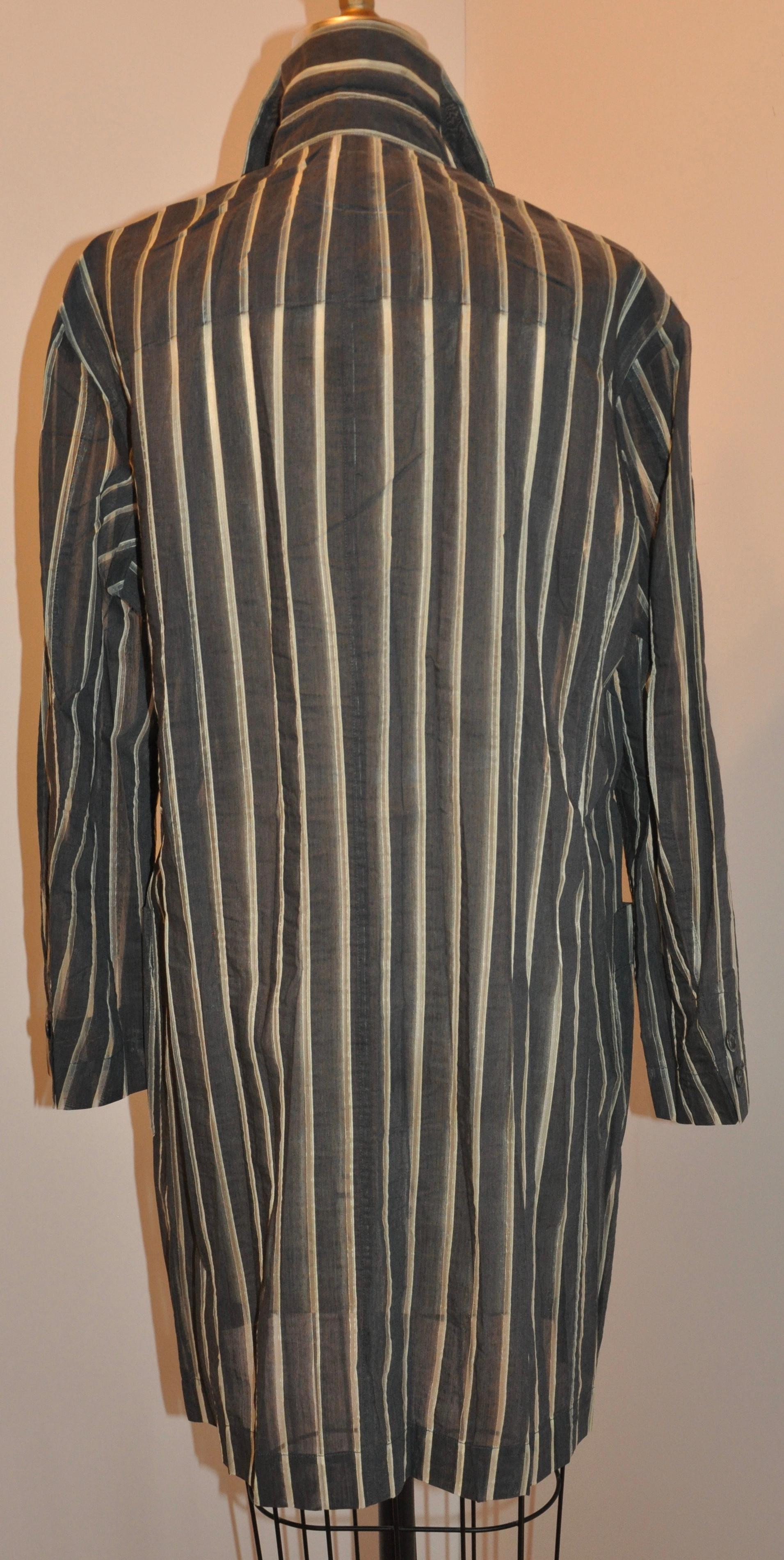 Issey Miyake - Cappotto da pittore in lino a righe grigio acciaio in vendita 2