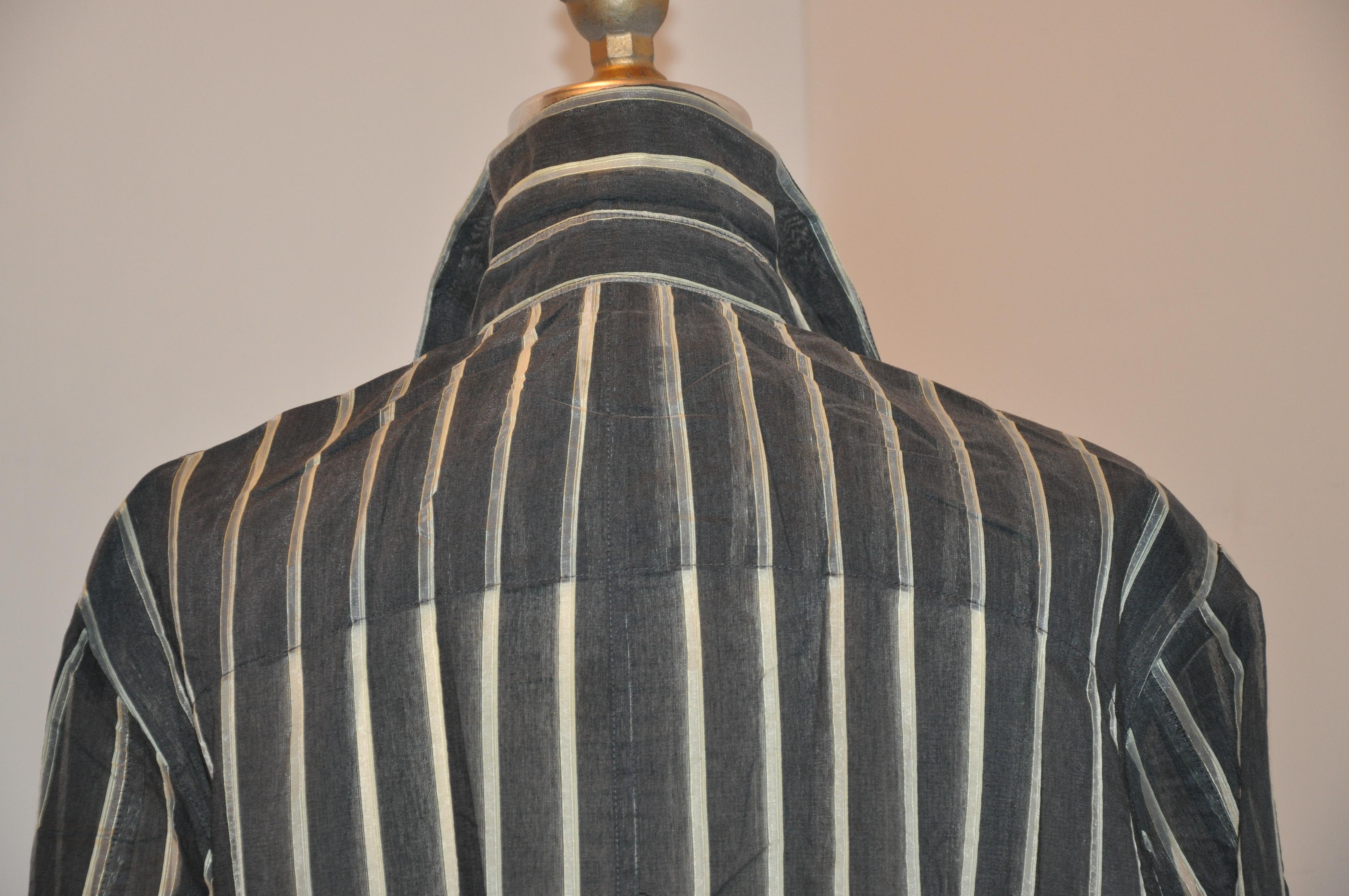 Issey Miyake - Cappotto da pittore in lino a righe grigio acciaio in vendita 3